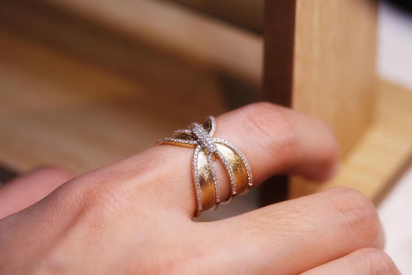 Women's or Men's 18K Yellow Gold Diamond Ring For Sale