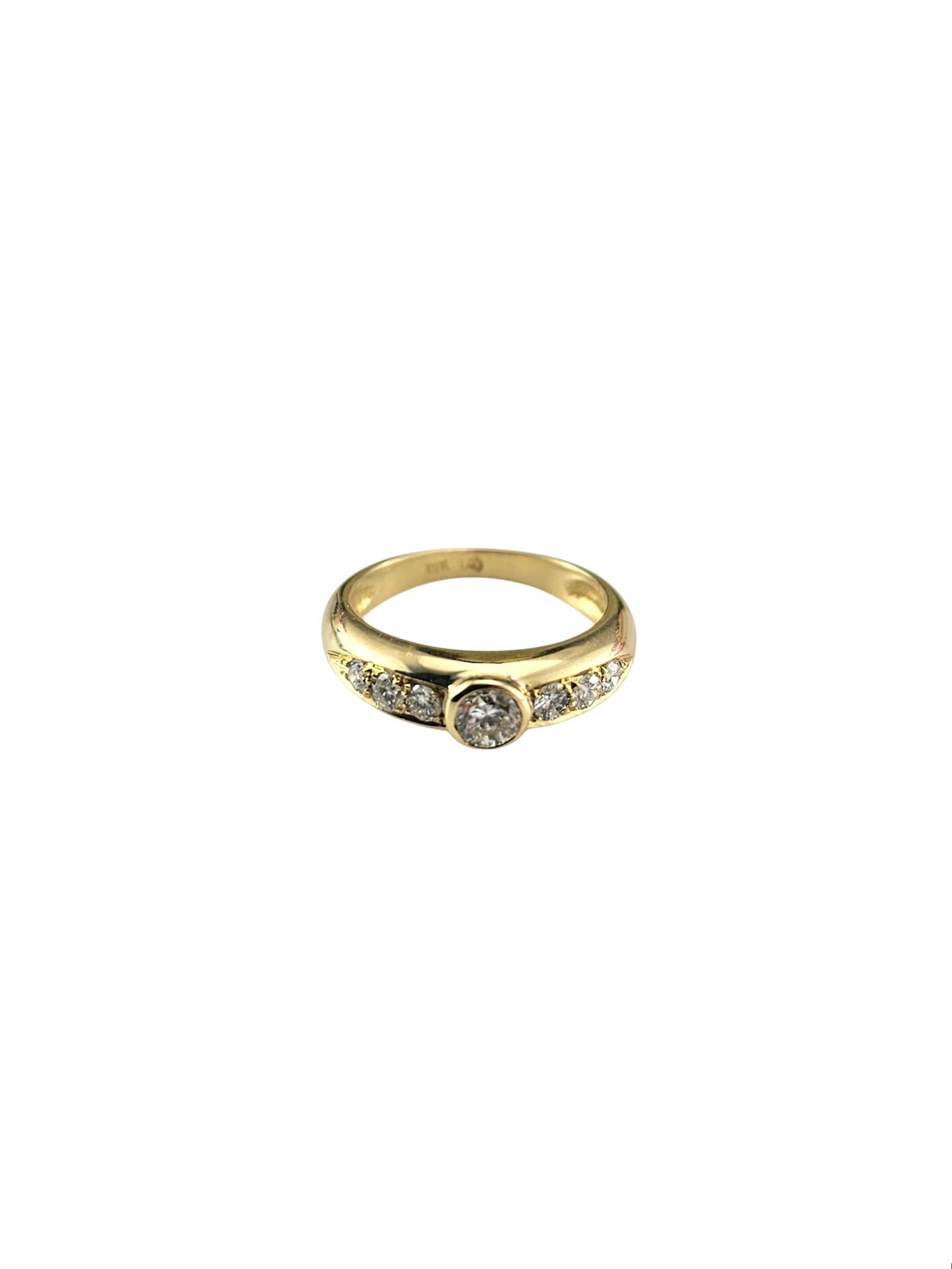 Bague en or jaune 18K et diamants Taille 5.5

Cette bague étincelante met en valeur un diamant rond de taille brillant serti en son centre (environ 0,30 ct.) en or jaune 18 carats. La pièce centrale est flanquée de six diamants d'accentuation,