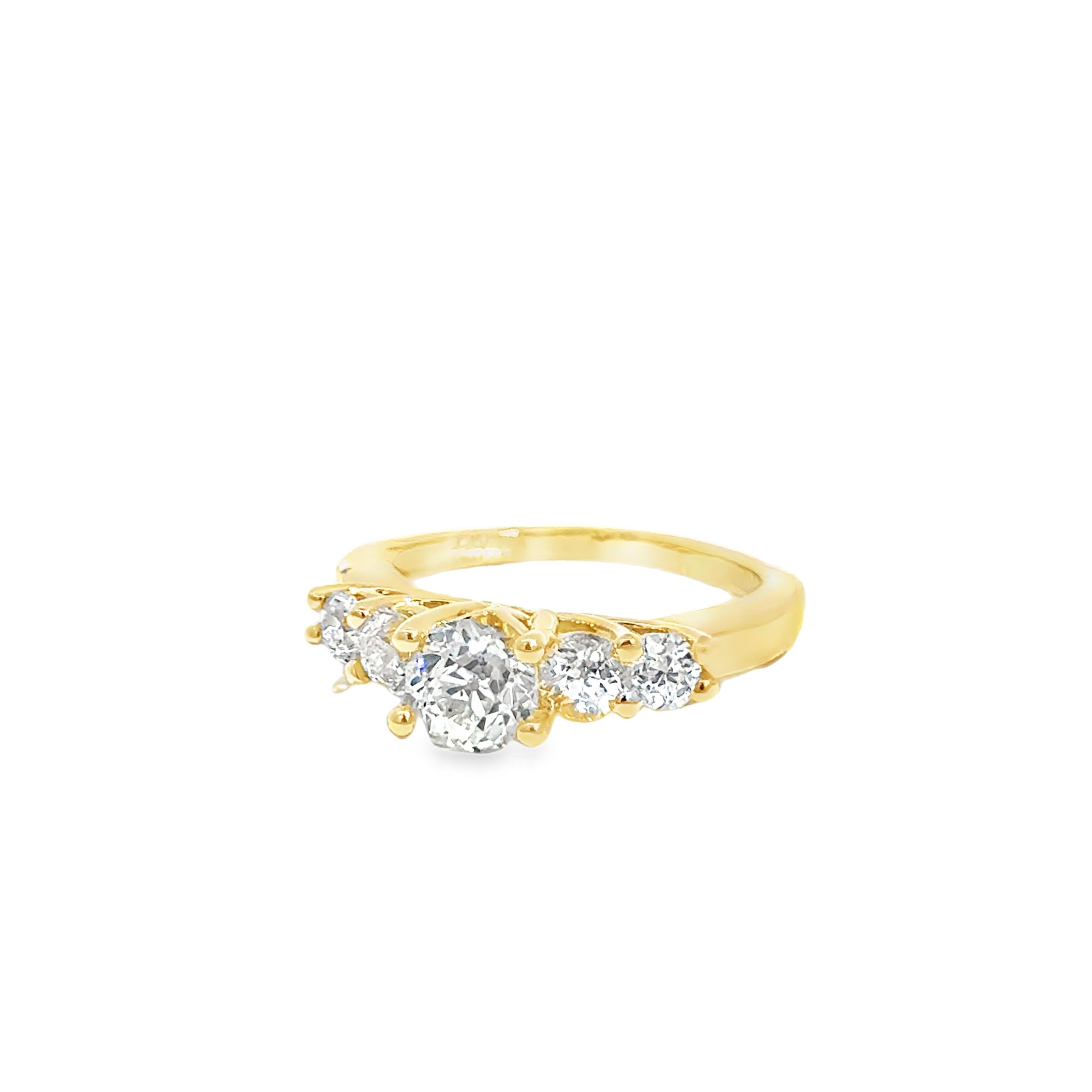 Cette bague d'inspiration vintage en or jaune 18 carats est ornée d'un diamant central de taille ancienne de 0,98 carat, entouré de diamants ronds de taille brillant totalisant 0,95 carat. La combinaison de la pierre centrale de taille ancienne et