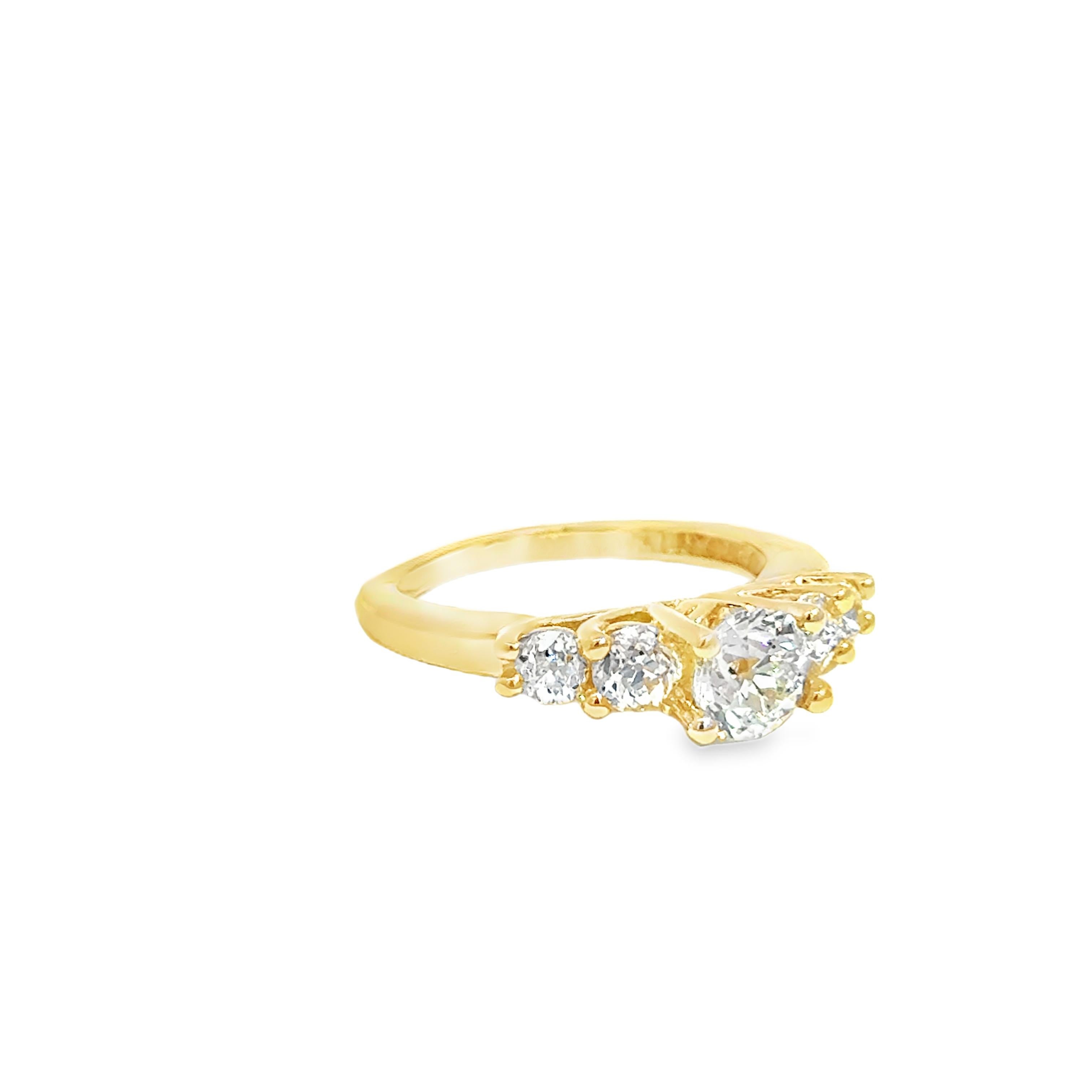 Bague en or jaune 18k avec diamant central taille ancienne Pour femmes en vente