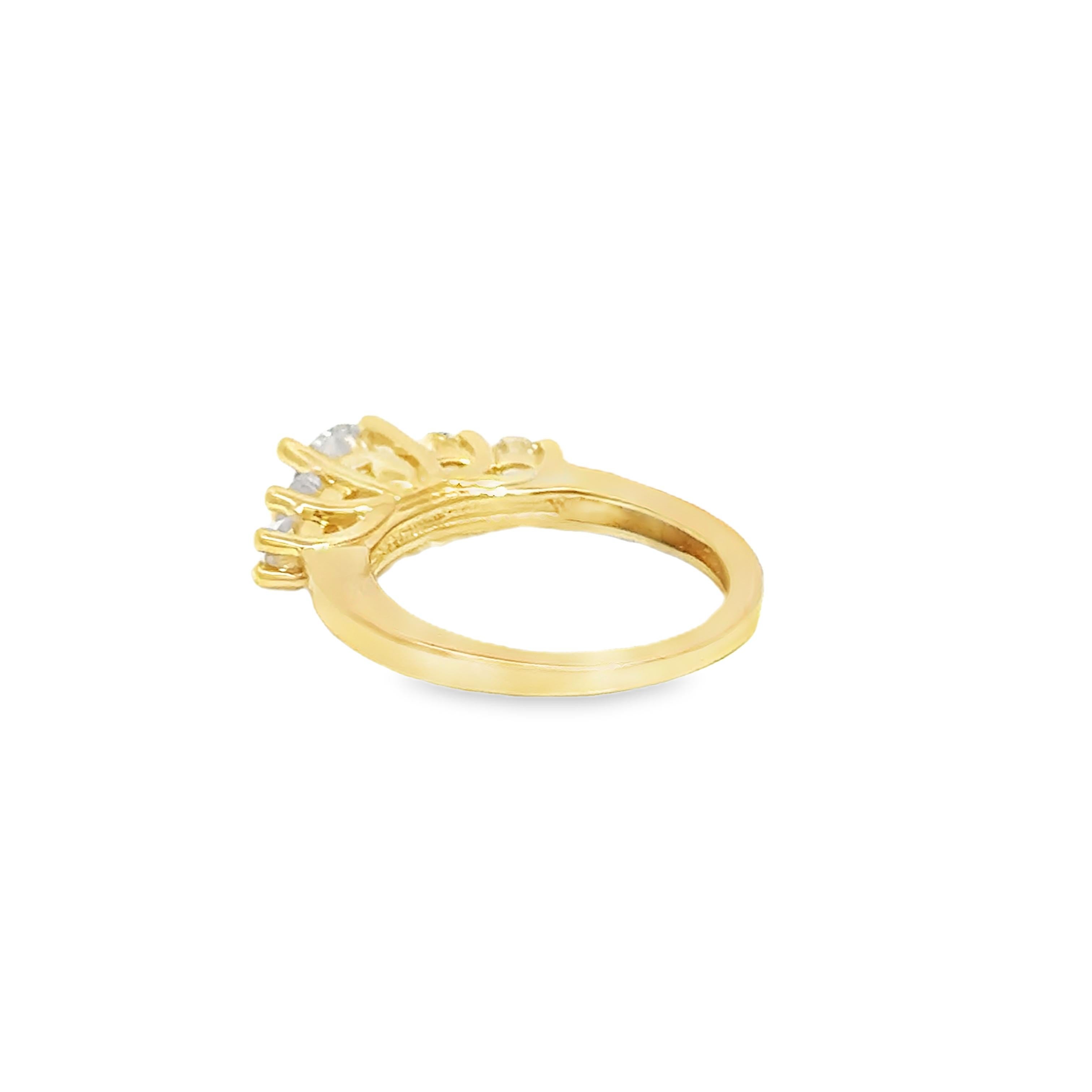 Bague en or jaune 18k avec diamant central taille ancienne en vente 1