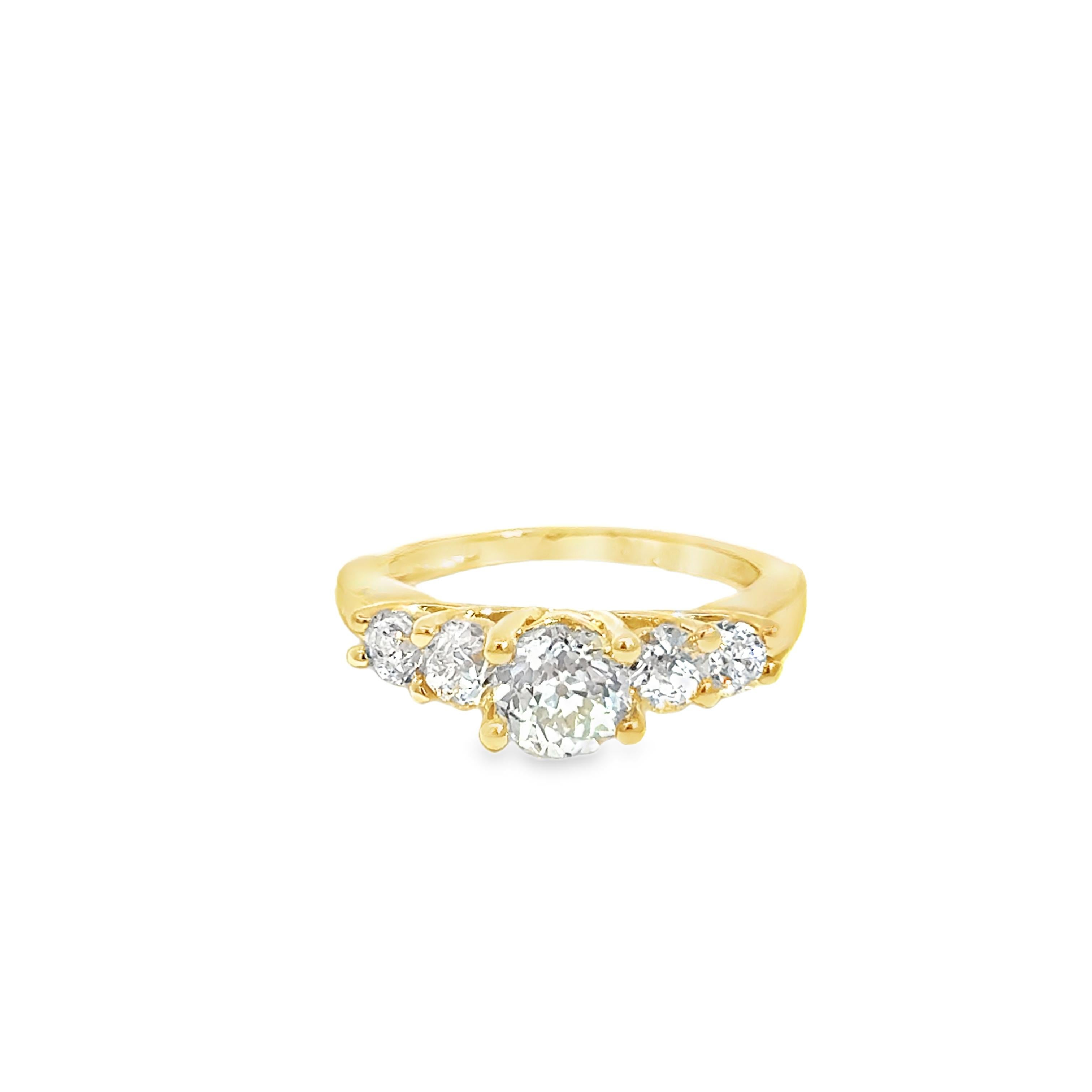 Bague en or jaune 18k avec diamant central taille ancienne en vente 2