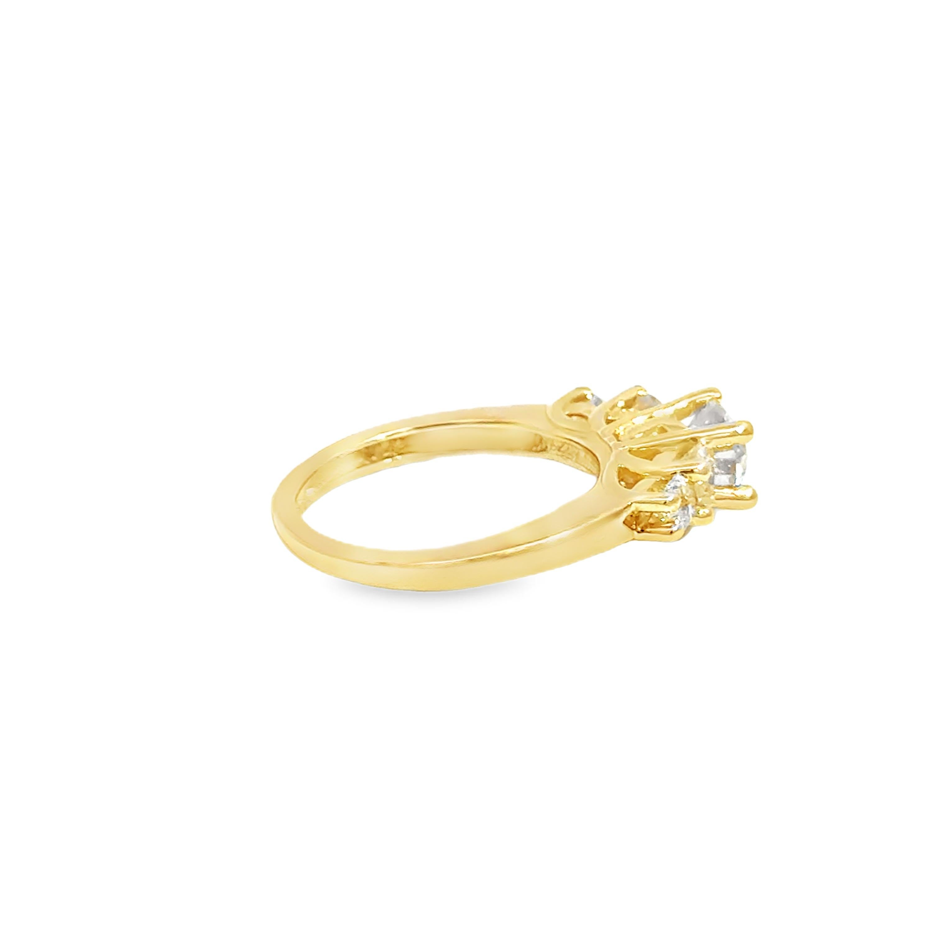 Bague en or jaune 18k avec diamant central taille ancienne en vente 4