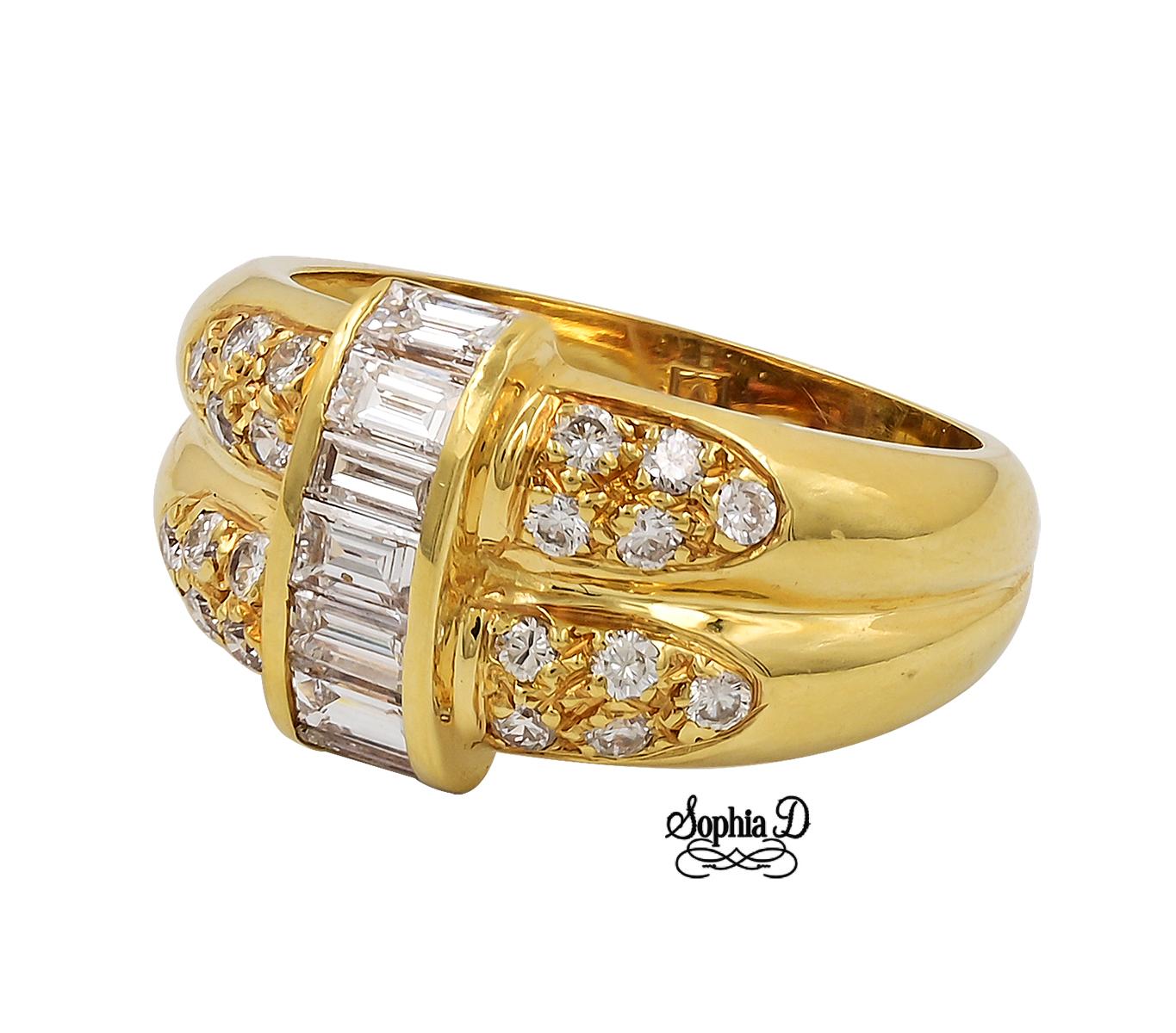 Ring aus 18 Karat Gelbgold mit Diamanten im Smaragdschliff und kleinen runden Diamanten.

Sophia D von Joseph Dardashti LTD ist seit 35 Jahren weltweit bekannt und lässt sich vom klassischen Art-Déco-Design inspirieren, das mit modernen
