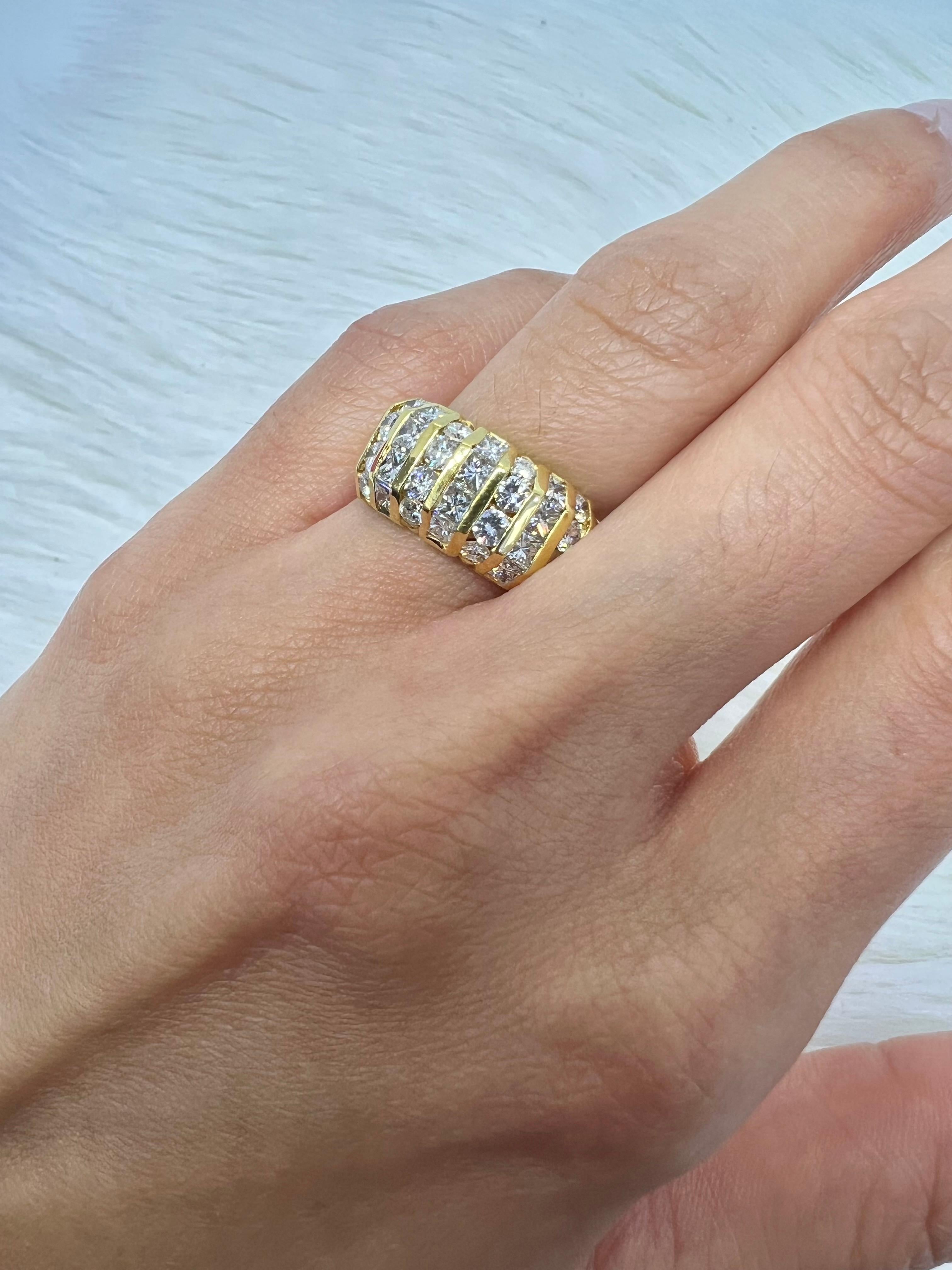 Round Cut 18K Yellow Gold Ring with Diamonds For Sale