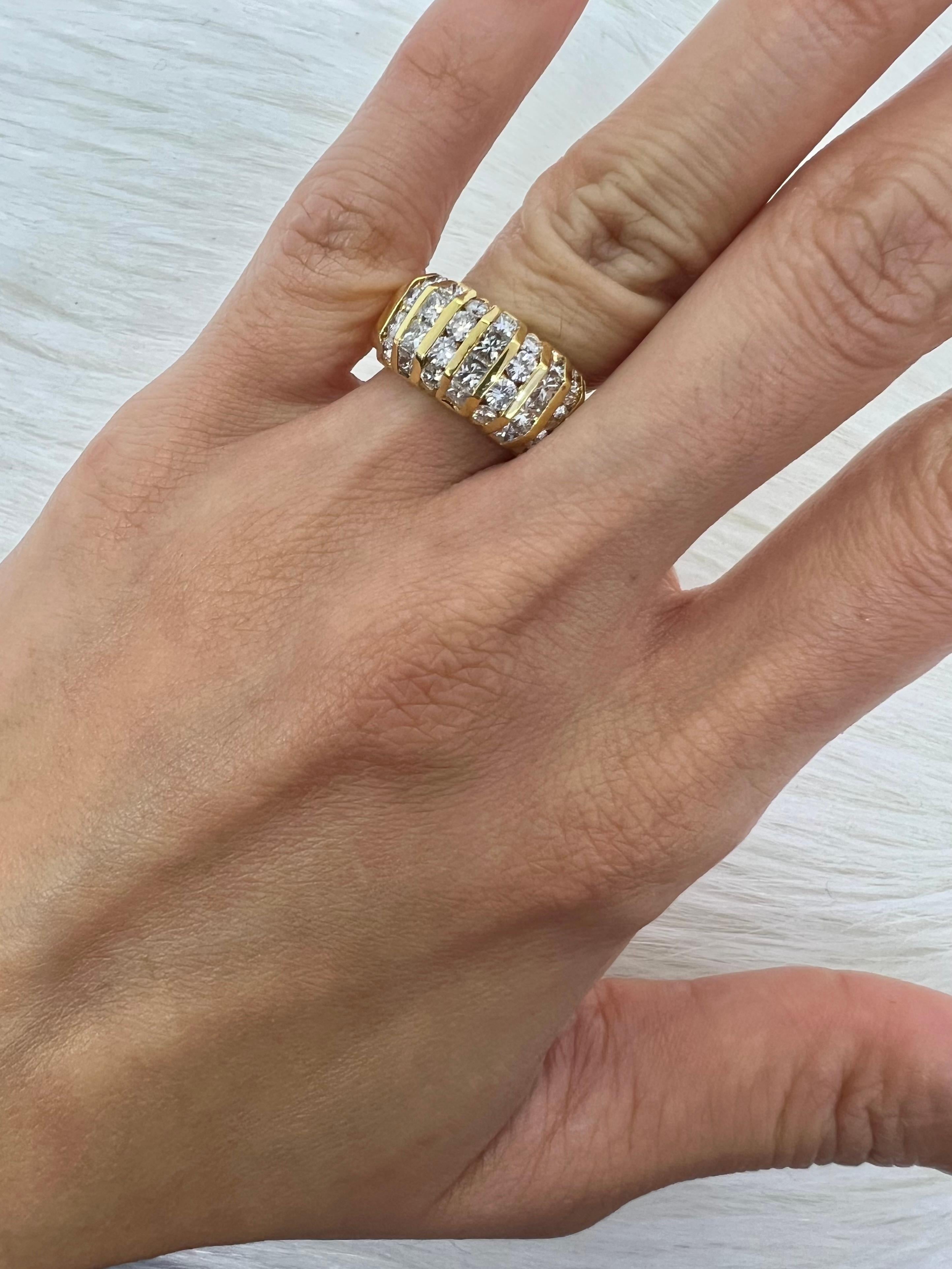 18K Yellow Gold Ring with Diamonds In New Condition For Sale In New York, NY