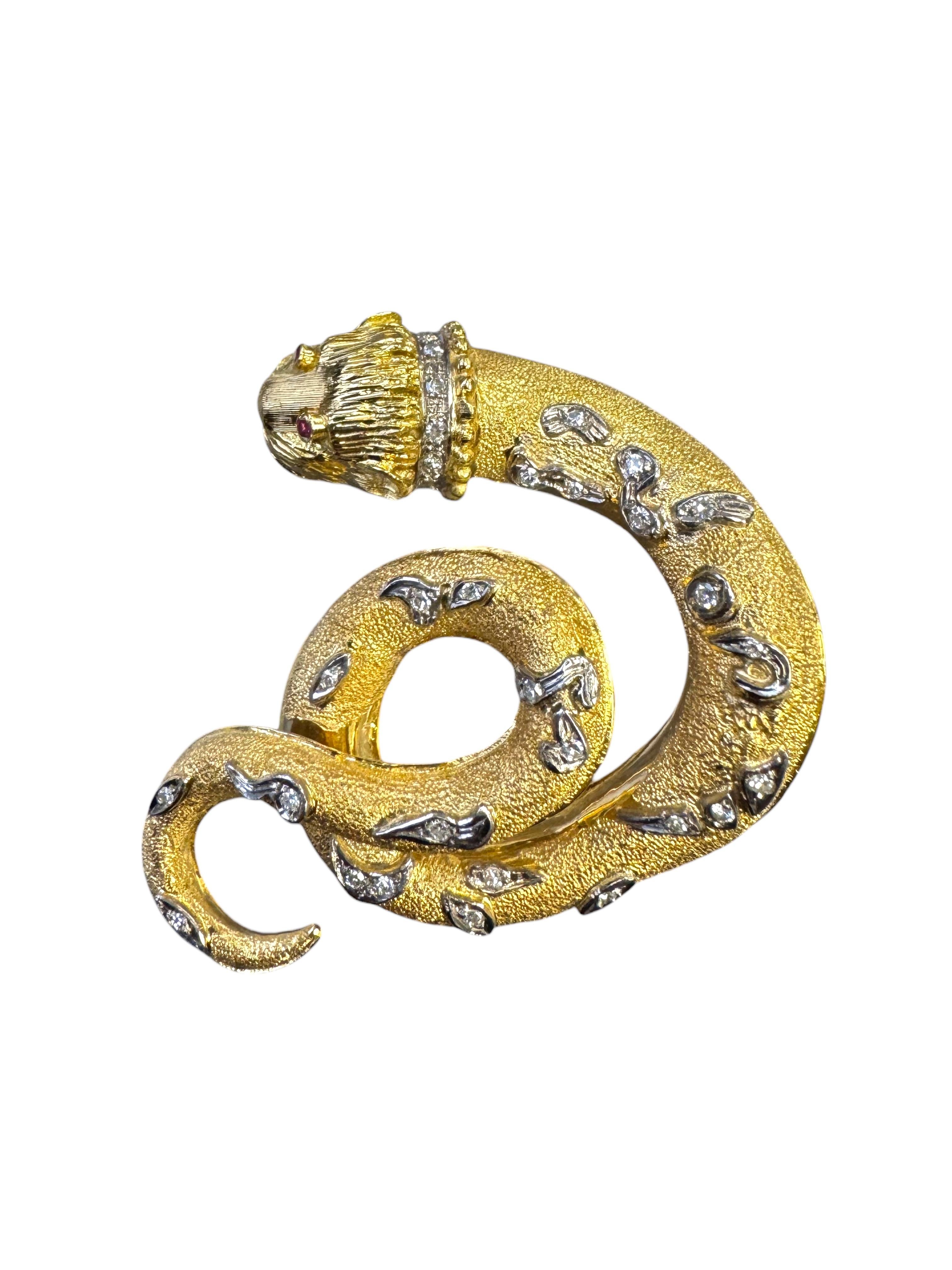 18K Gelbgold Diamant & Rubin Schlangenbrosche (Rundschliff) im Angebot