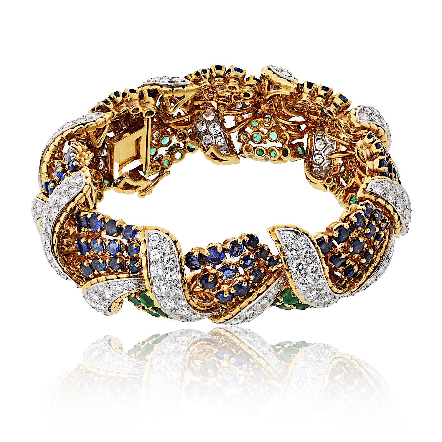 Bracelet en or jaune 18K avec diamants, saphirs et émeraudes vertes Excellent état - En vente à New York, NY