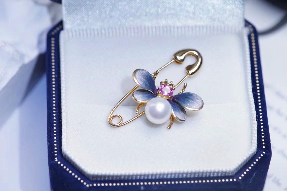 Modern 18K Yellow Gold Diamond & Sapphire Bee Paper Clip Brooch Pin For Sale