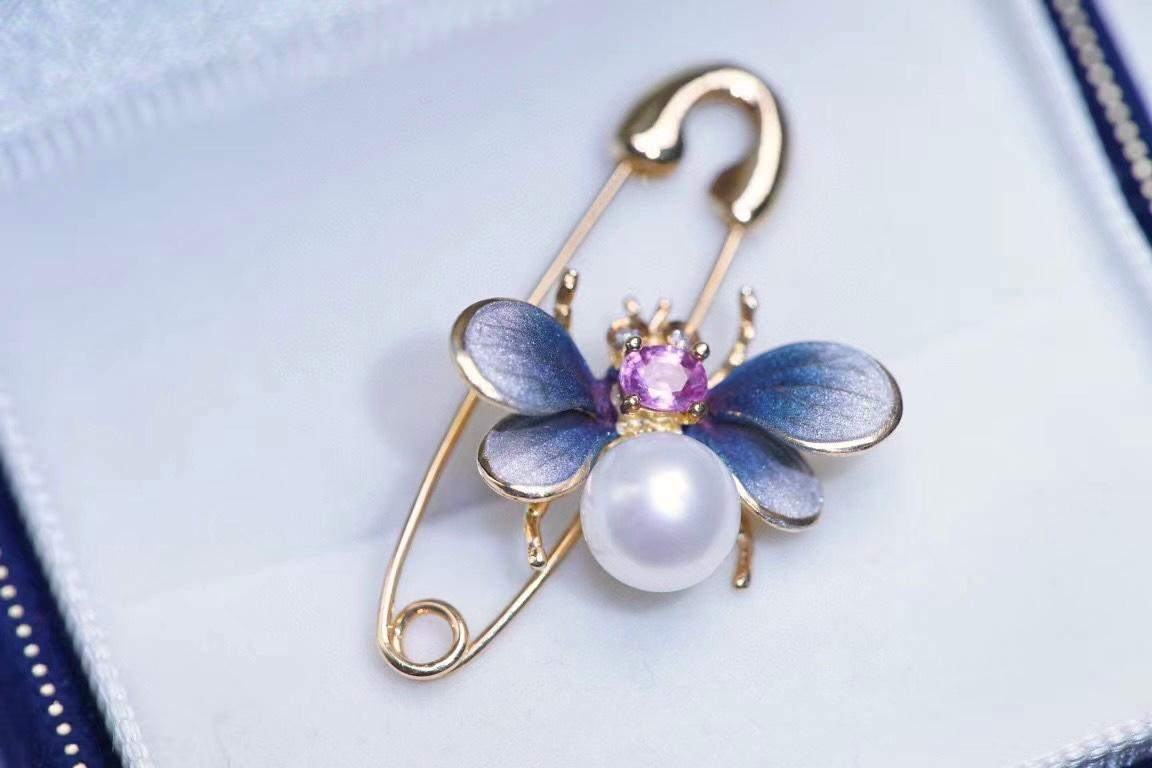 Round Cut 18K Yellow Gold Diamond & Sapphire Bee Paper Clip Brooch Pin For Sale