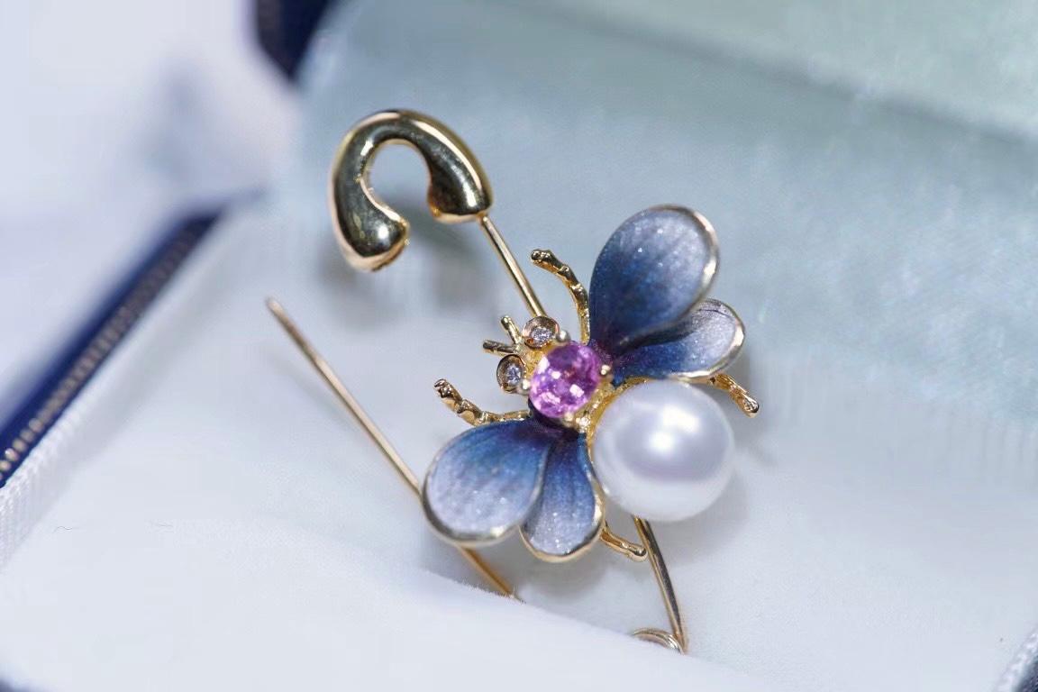 18K Yellow Gold Diamond & Sapphire Bee Paper Clip Brooch Pin In New Condition For Sale In Kowloon, HK
