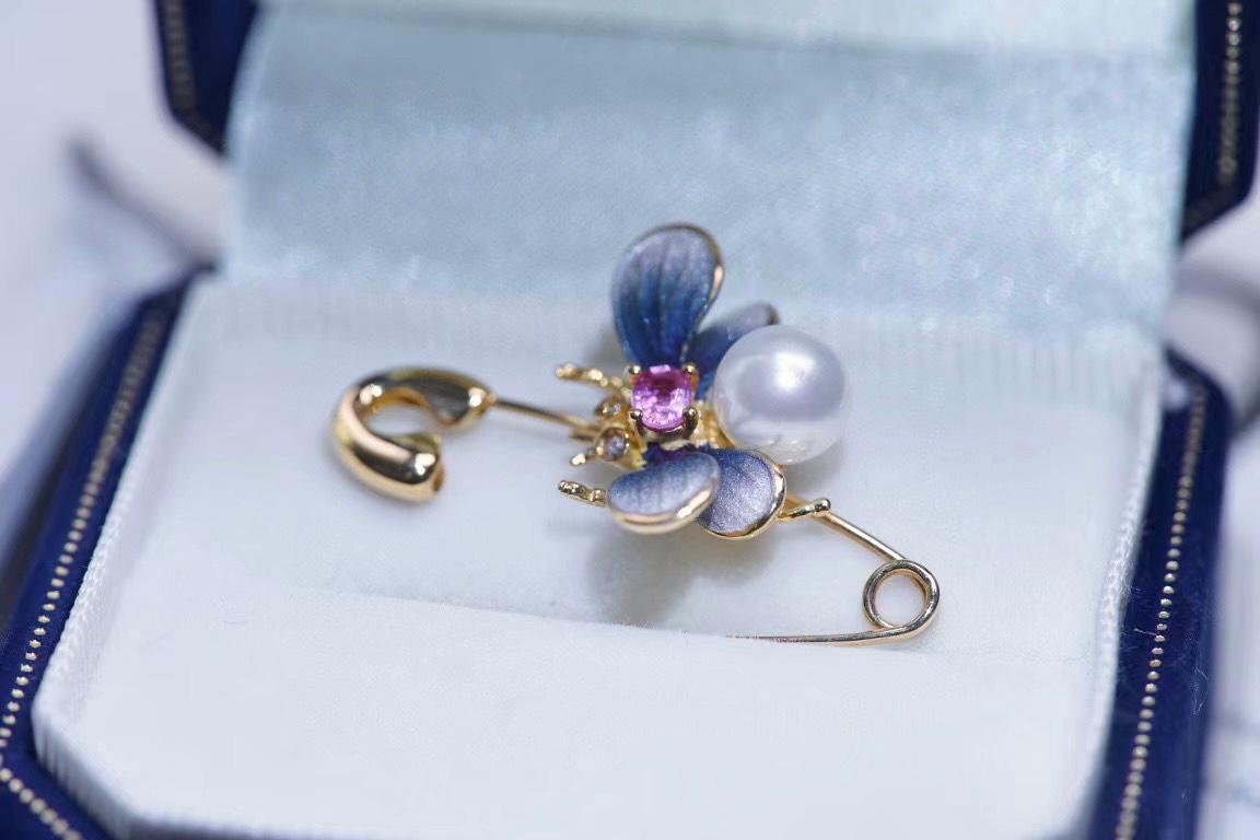 Women's or Men's 18K Yellow Gold Diamond & Sapphire Bee Paper Clip Brooch Pin For Sale