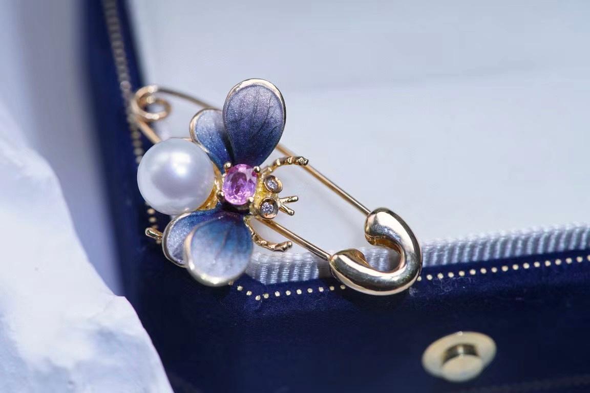 18K Yellow Gold Diamond & Sapphire Bee Paper Clip Brooch Pin For Sale 1