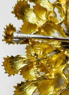 18K Yellow Gold Diamond Sapphire Brooch