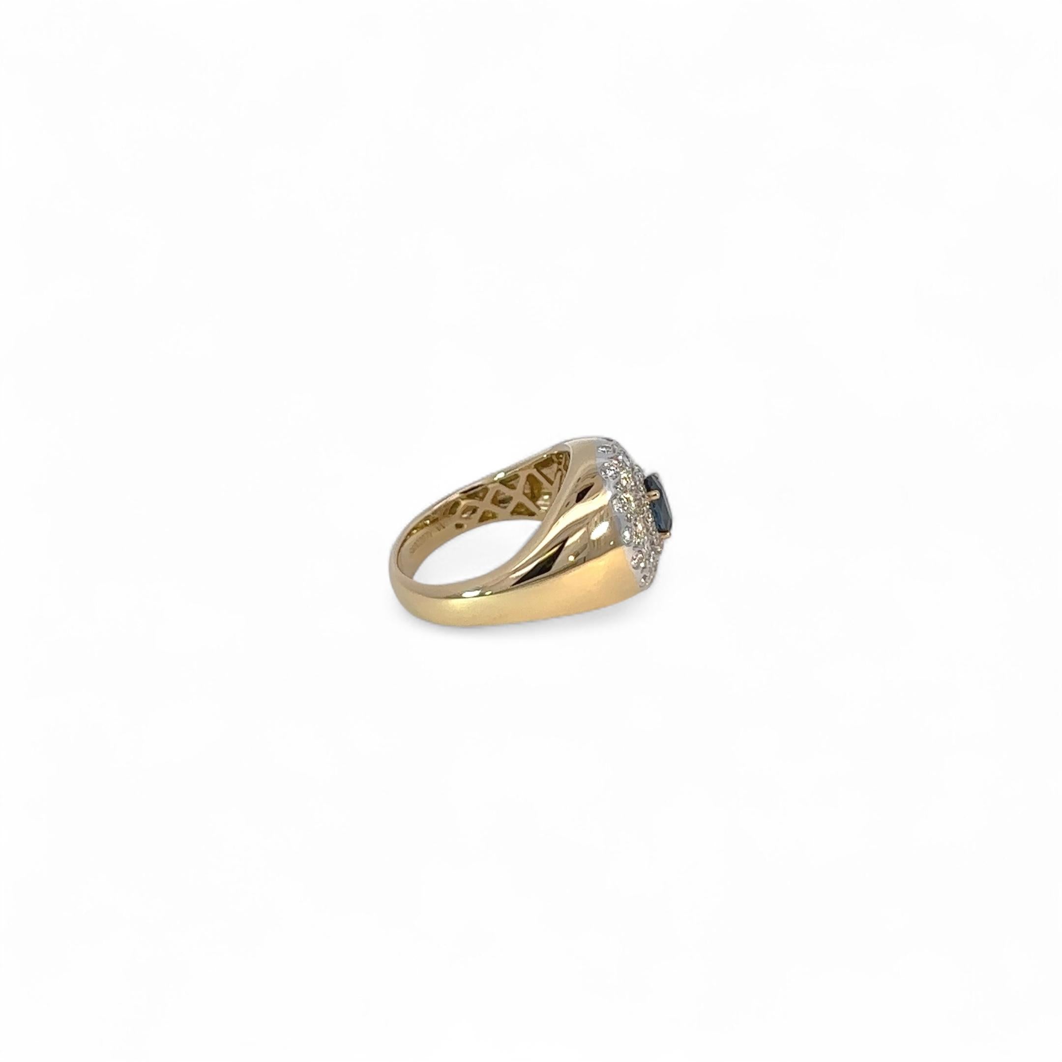 Voici un chef-d'œuvre vibrant et ludique : une bague en or jaune 18 carats avec un saphir de 82 carats en guise de pierre centrale. Entourée de diamants étincelants de 0,66 carats, cette pièce captivante allie l'élégance à une touche de fantaisie.