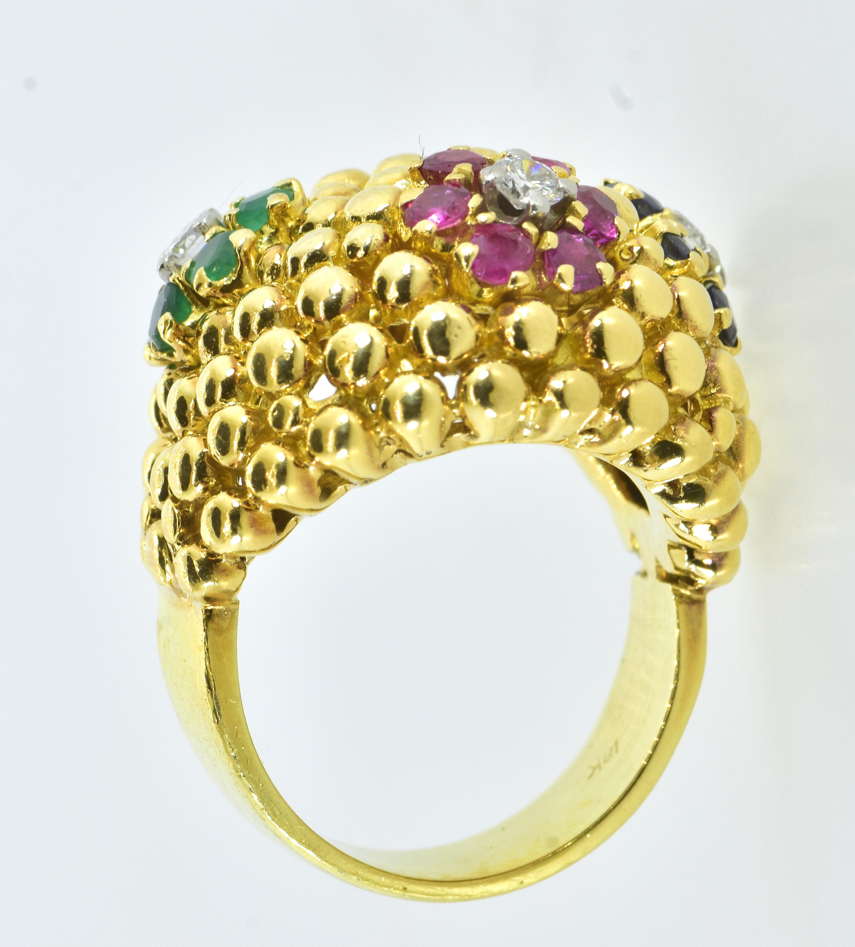 18 Karat Gelbgold, Diamant, Saphir, Rubin und Smaragd Vintage Bold Ring, ca. 1960 (Rundschliff) im Angebot