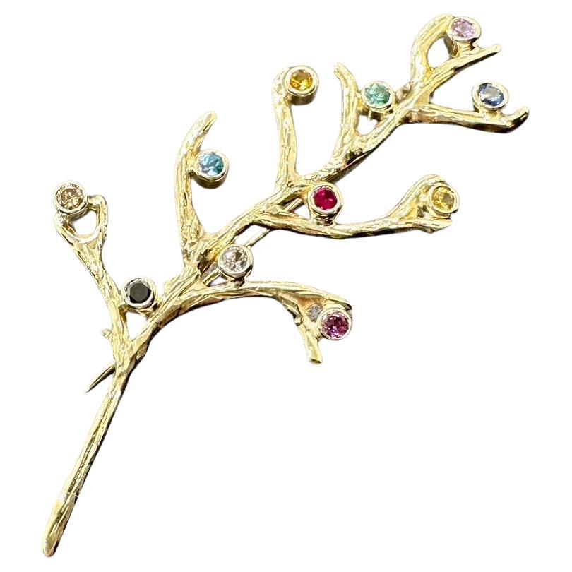 Broche en or jaune 18 carats, diamants, saphirs, topazes, émeraudes et rubis en forme de branche d'arc-en-ciel en vente