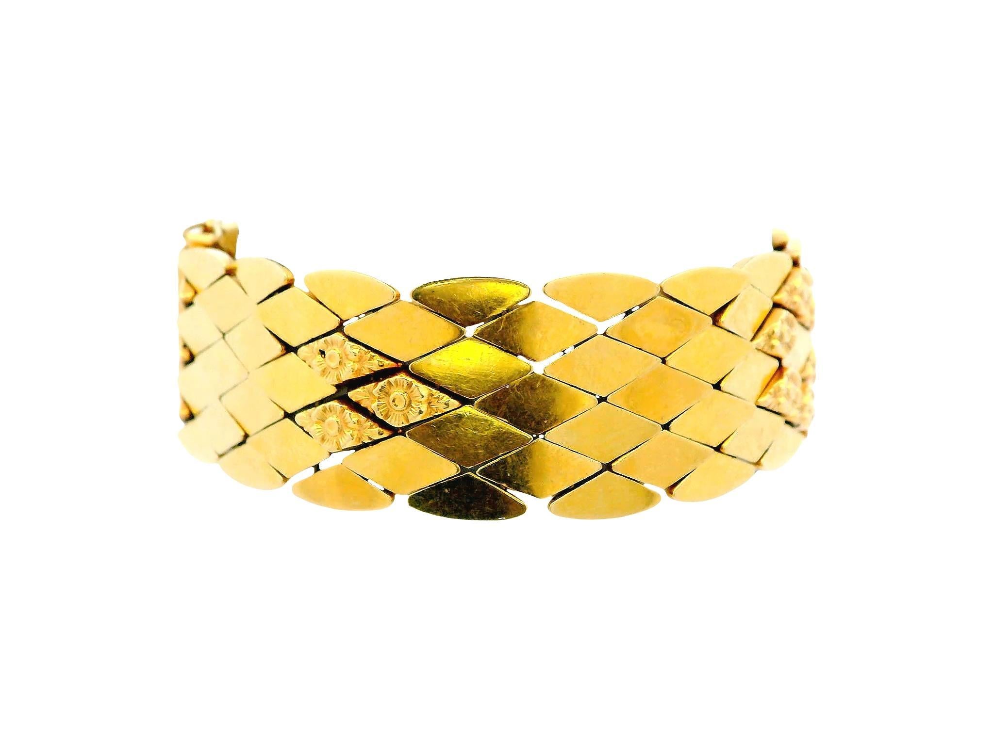 Ce bracelet italien, réalisé en or jaune 18 carats et datant de 1970, présente un design frappant de maillons en forme de diamants entrelacés. Il présente quatre motifs distincts, chacun orné de gravures florales complexes qui créent un aspect