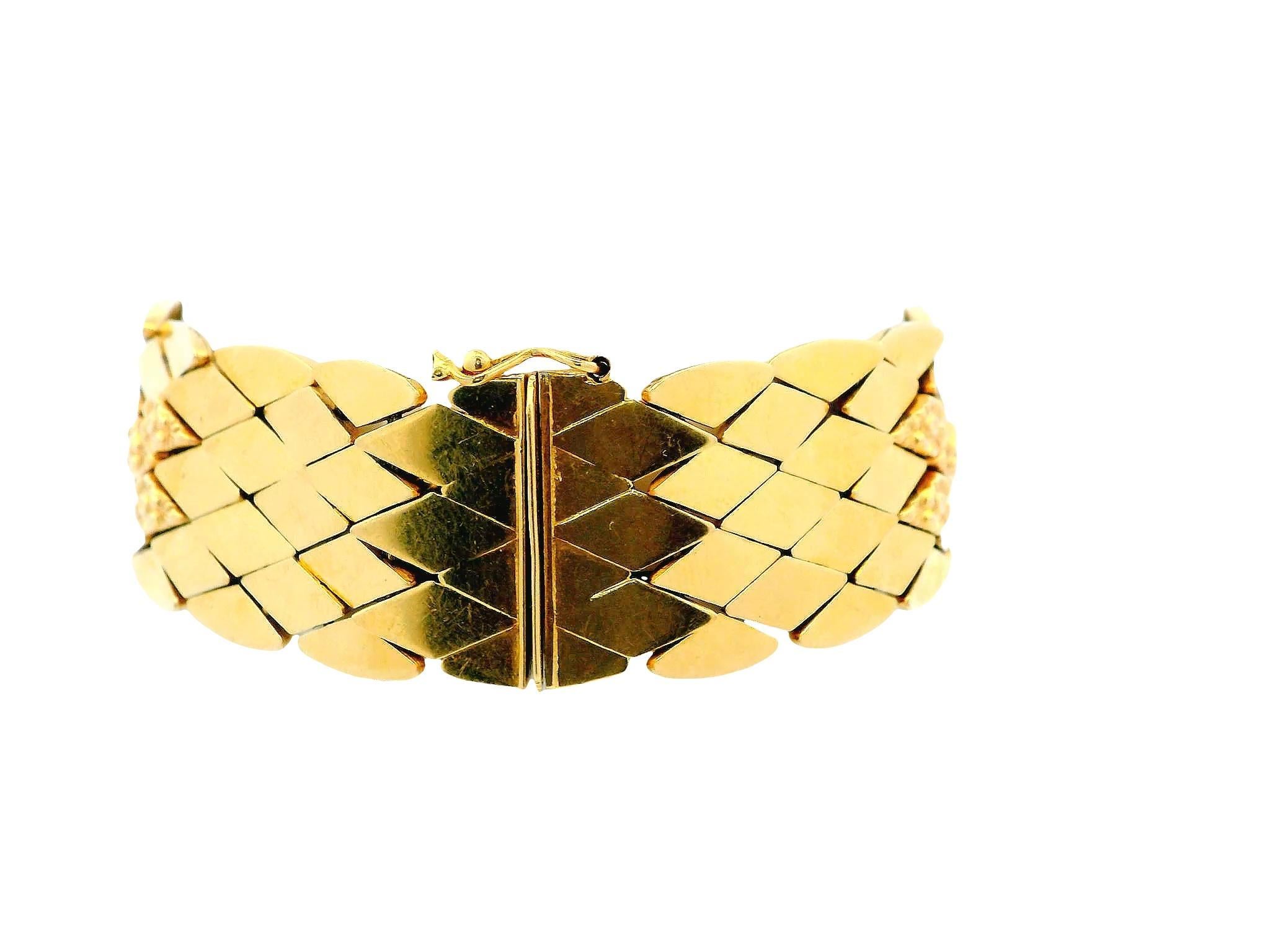 Bracelet italien en or jaune 18K à maillons en forme de diamant avec quatre motifs floraux Bon état - En vente à Great Neck Plaza, NY