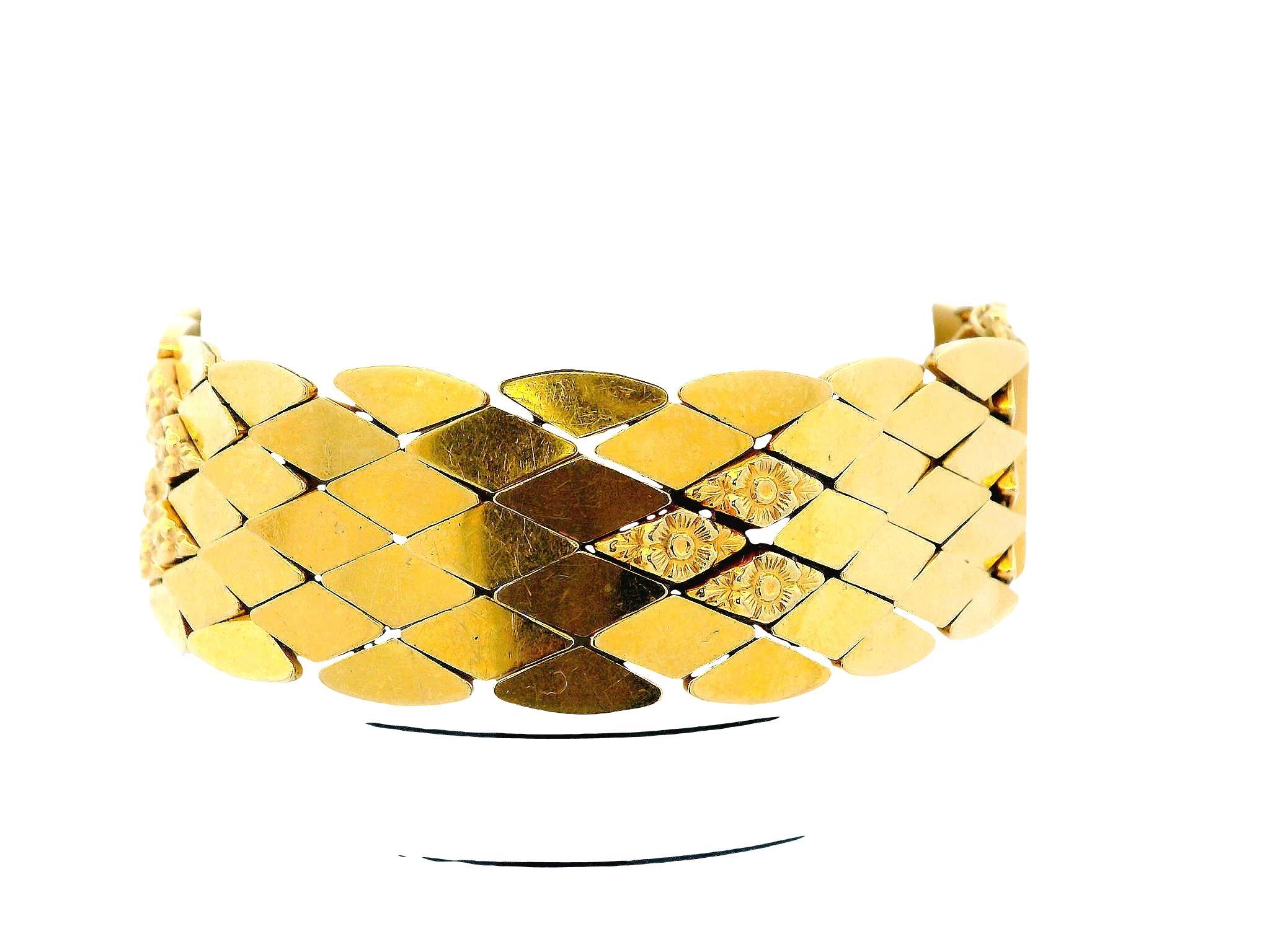 Bracelet italien en or jaune 18K à maillons en forme de diamant avec quatre motifs floraux Unisexe en vente