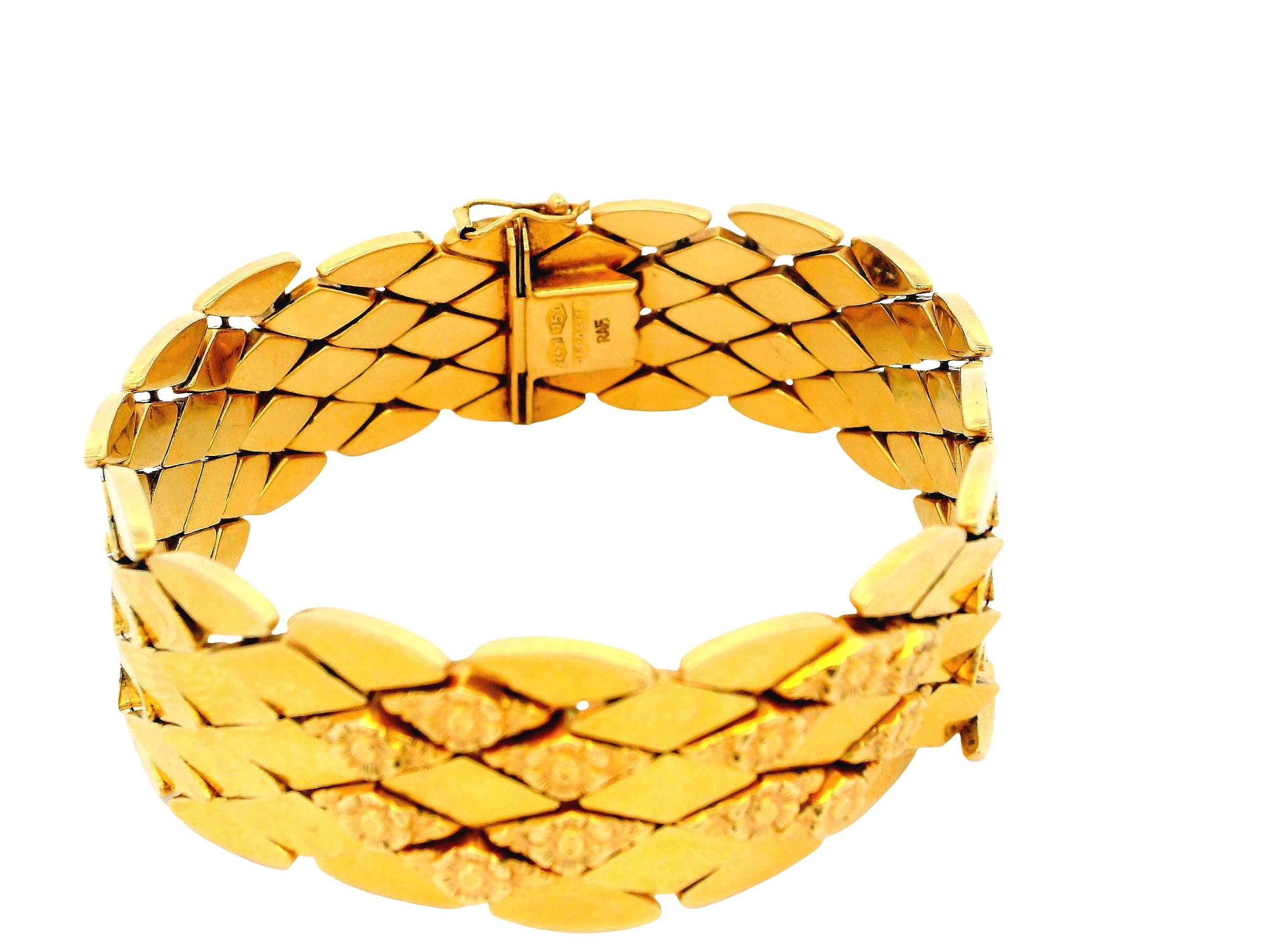 Bracelet italien en or jaune 18K à maillons en forme de diamant avec quatre motifs floraux en vente 1