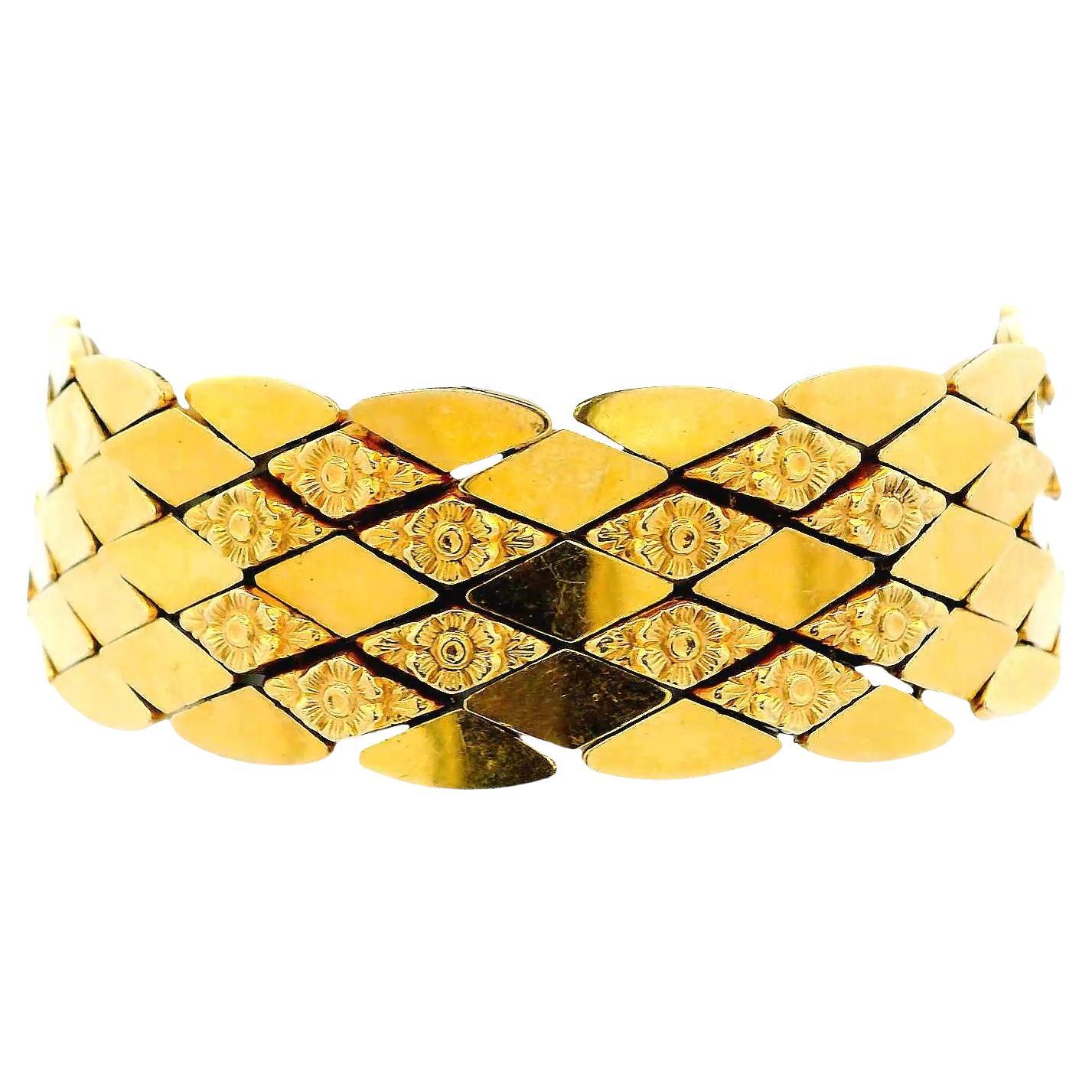 Bracelet italien en or jaune 18K à maillons en forme de diamant avec quatre motifs floraux en vente
