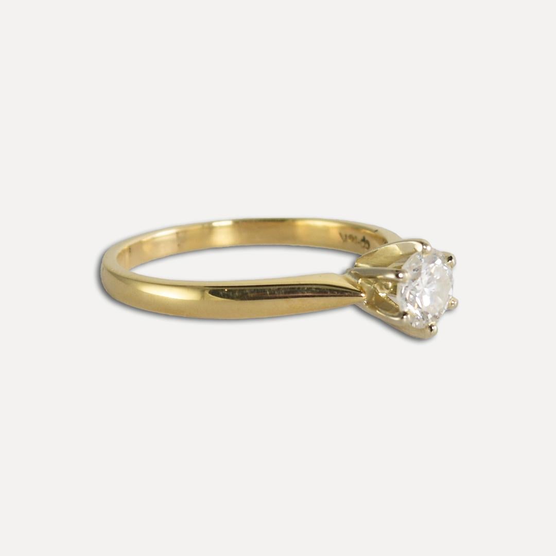 Ladies diamond solitaire engagement ring.
Stamped 18k and weighs 3.3 grams gross weight.
The diamond is a round brilliant cut, 0.50 carats, G to H color, and Si clarity.
The ring size is 8 and can be sized to 6 or less for an extra fee.
Overall,