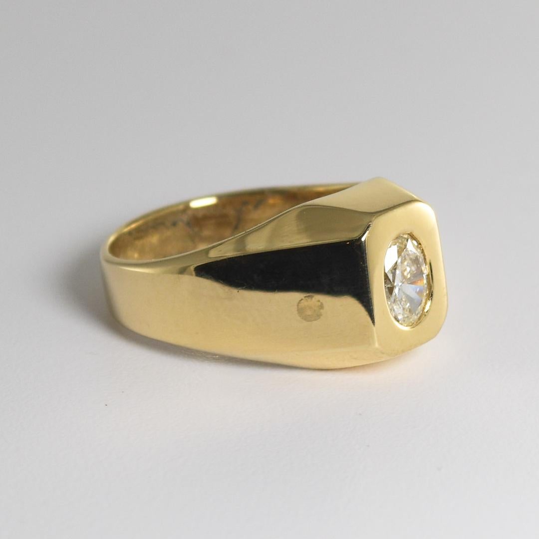 Anillo de oro amarillo de 18k con diamante talla oval. Lleva el sello .750 y pesa 6,2 gramos.
El diamante es de talla oval, de unos 0,50 quilates medidos en el engaste,
Color I a j, claridad VS, talla excelente, sin efecto pajarita.
La talla del