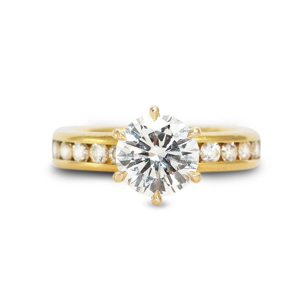 Bague en or jaune 18K, diamant 1.78ct, 7gr
La pierre centrale est une taille ronde brillante de 1,78ct. Couleur E, Clarté VS1.
GIA #10327097, certificat d'évaluation de 1998. 
La monture est en or jaune 18 carats avec 0,40 tdw de pierres d'accent