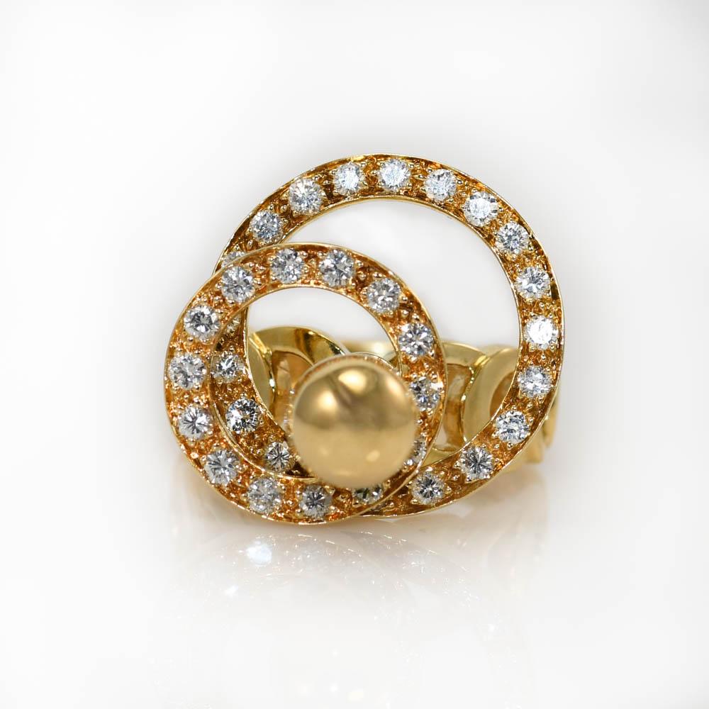 TEUFEL Designer-Spinnerring mit Diamanten in Gelbgoldfassung.
Gestempelt 18k, N. TEUFEL und wiegt 9,8 Gramm.
Die Diamanten sind runde Brillanten, insgesamt 1,00 Karat, Farbe G bis H, Vs bis Si, gute Schliffe.
Die Oberseite des Rings ist einen Zoll