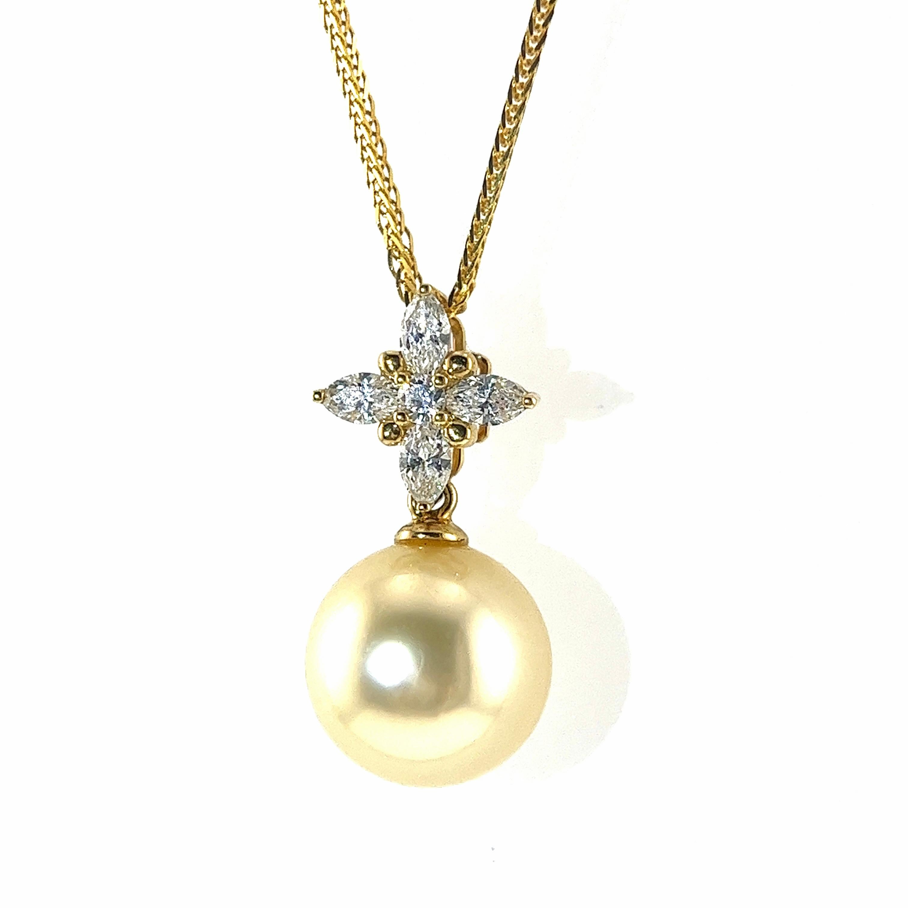 Collier en or jaune 18K avec étoile en diamant et pendentif en perles des mers du Sud

1 Perle dorée des mers du Sud - 10mm
22 diamants - 0,50 CT
Poids total - 3,15 GM (sans chaîne)

Des perles des mers du Sud sans défaut associées à des diamants