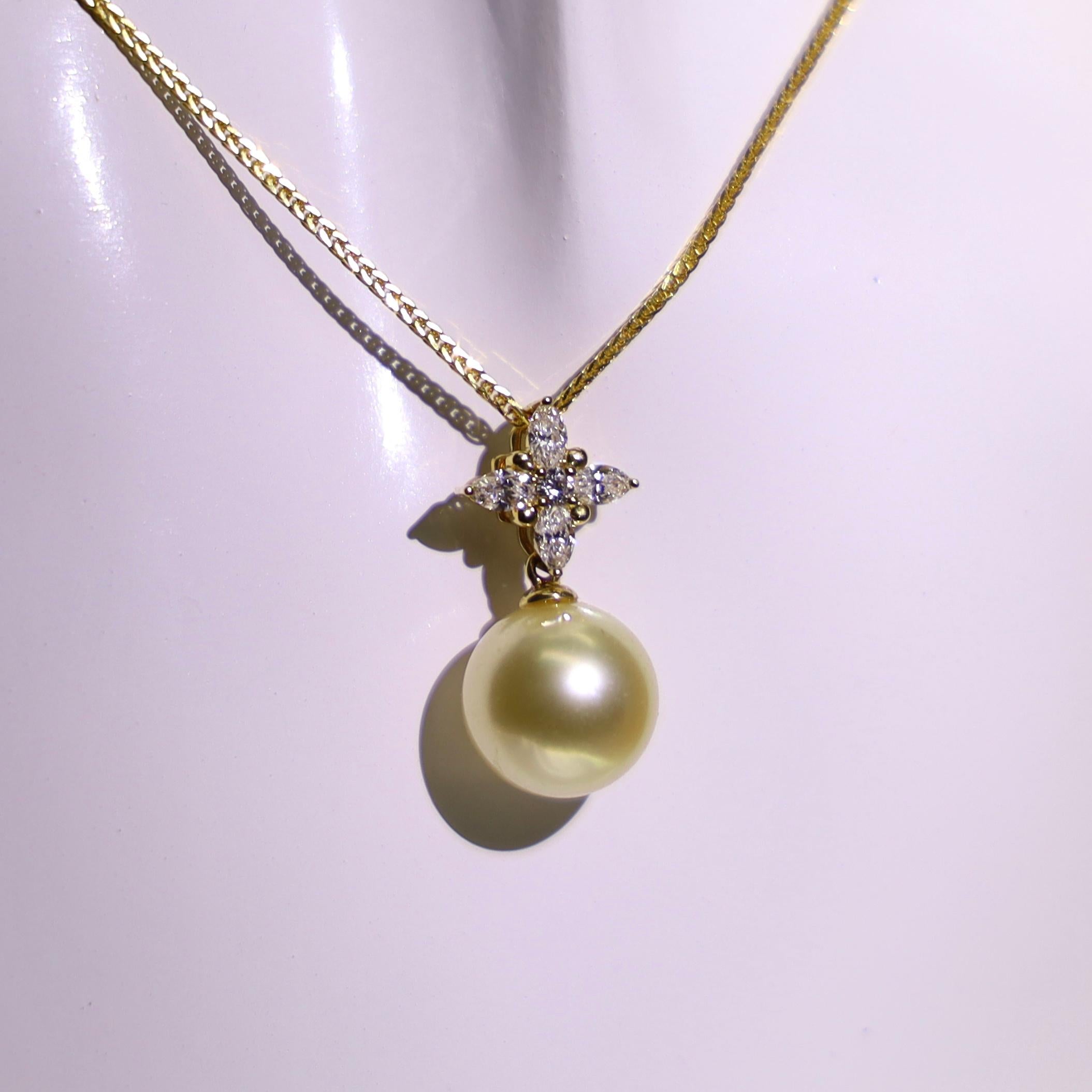 Moderne Collier en or jaune 18K avec étoile en diamant et pendentif en perles des mers du Sud en vente