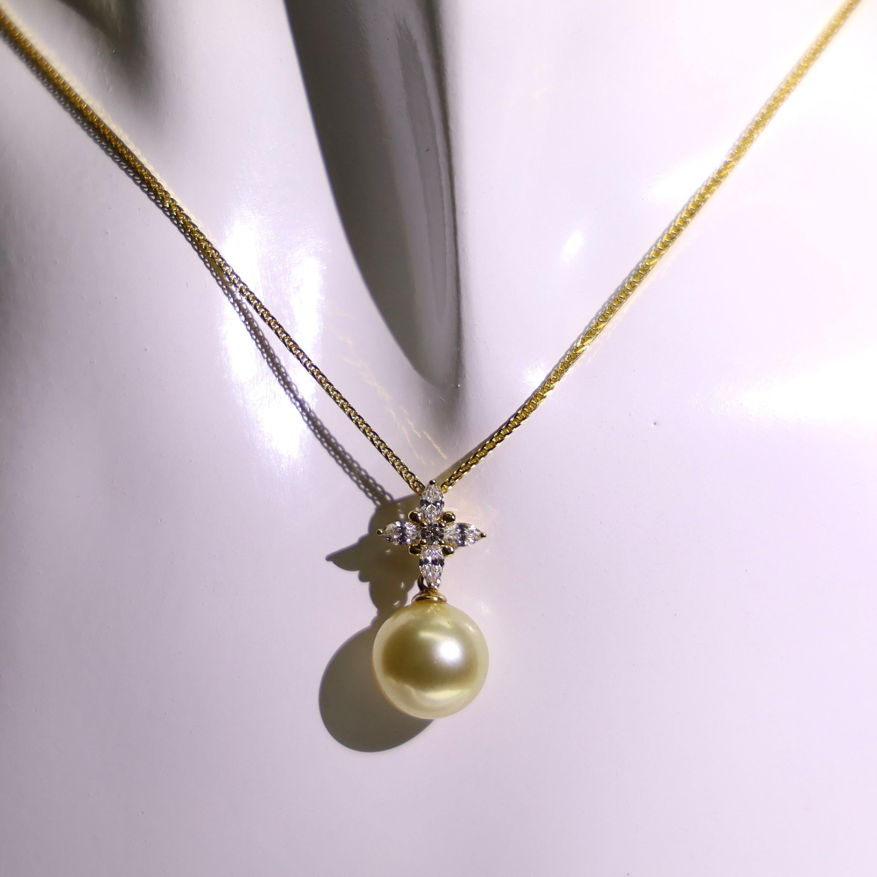 Taille Marquise Collier en or jaune 18K avec étoile en diamant et pendentif en perles des mers du Sud en vente