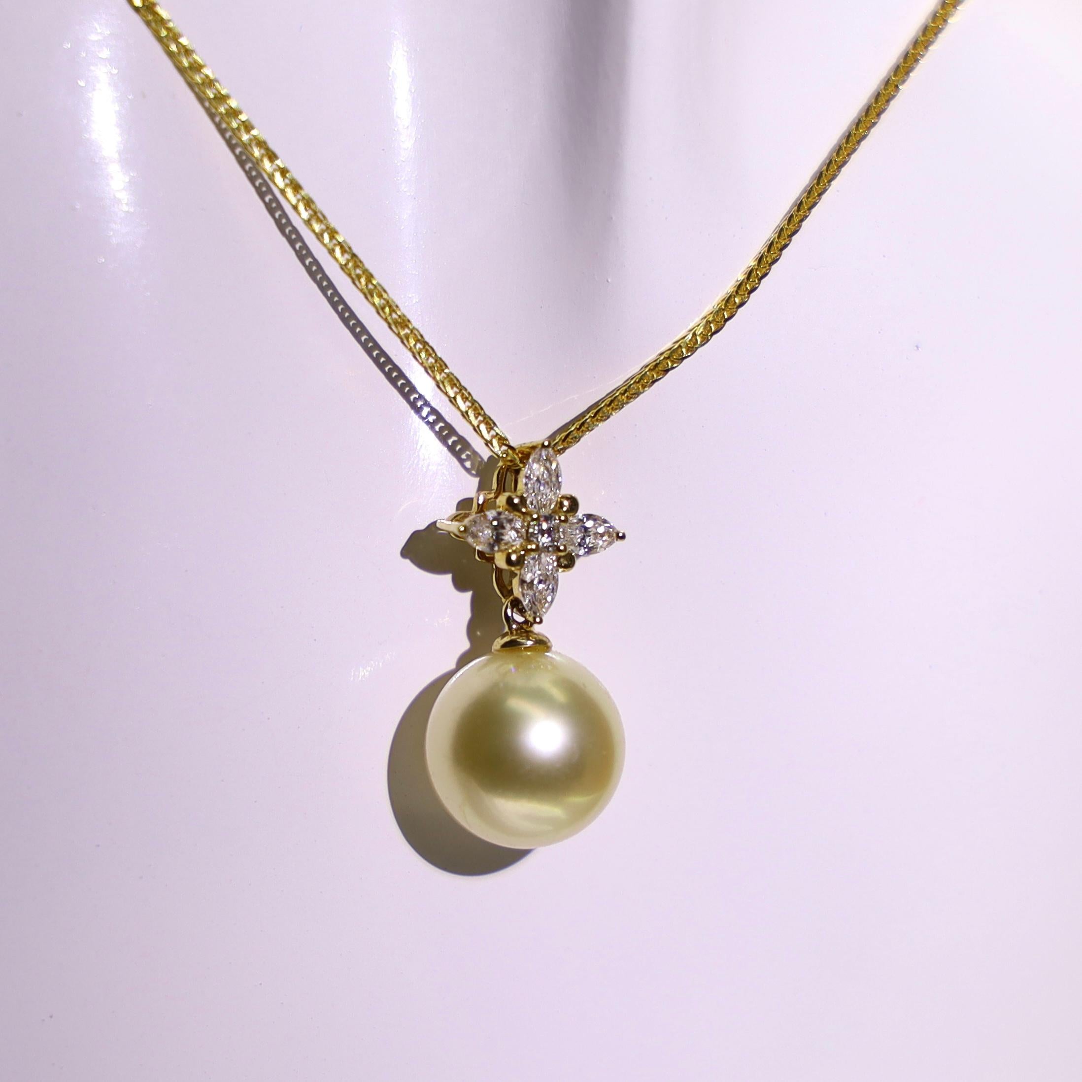 Collier en or jaune 18K avec étoile en diamant et pendentif en perles des mers du Sud Unisexe en vente
