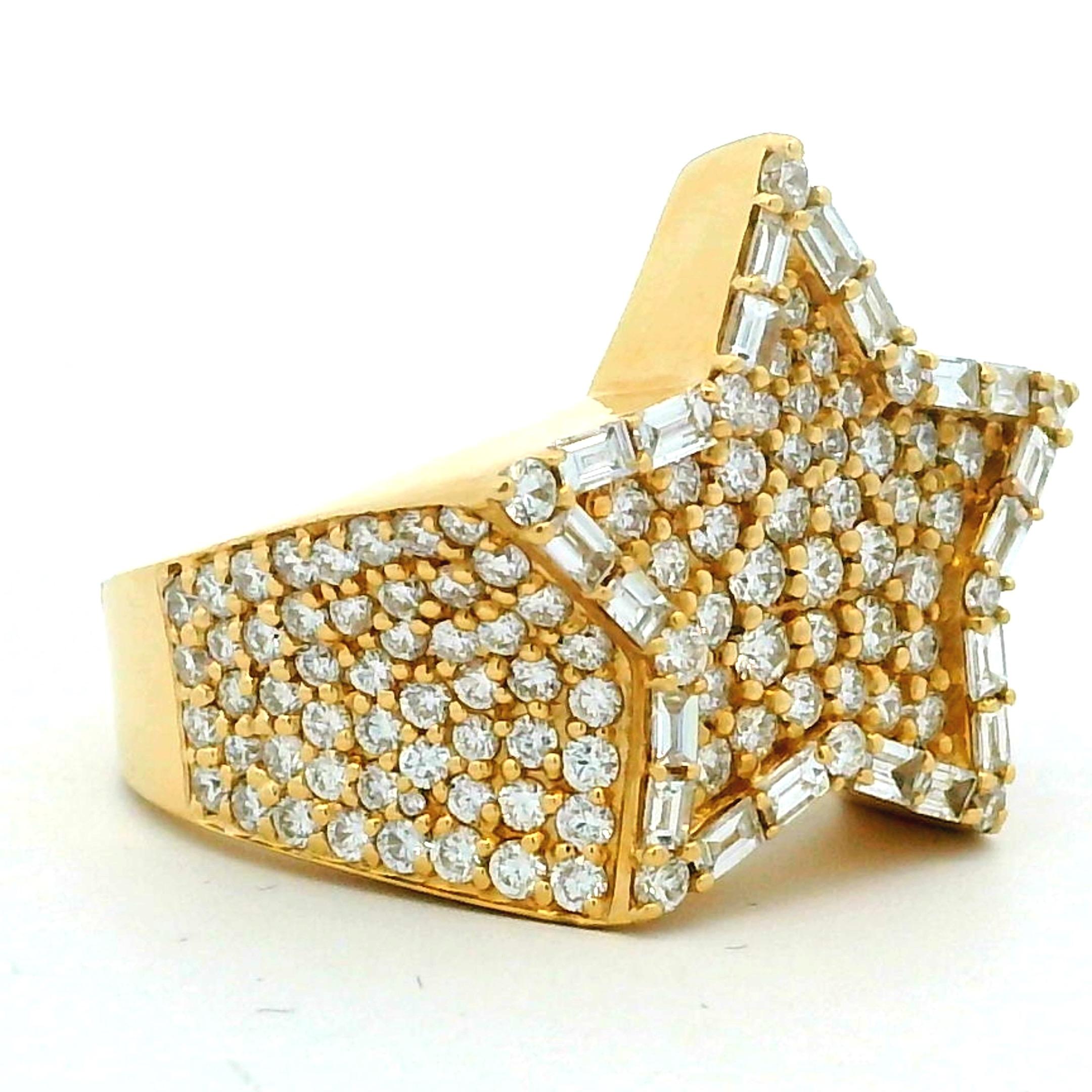 Une éblouissante bague de cocktail en or jaune 18 carats en forme d'étoile, c.C. 1990, conçue dans un style audacieux contemporain / Celestial Revival. La bague est sertie d'un ensemble exceptionnel de diamants ronds de taille brillant, accentués