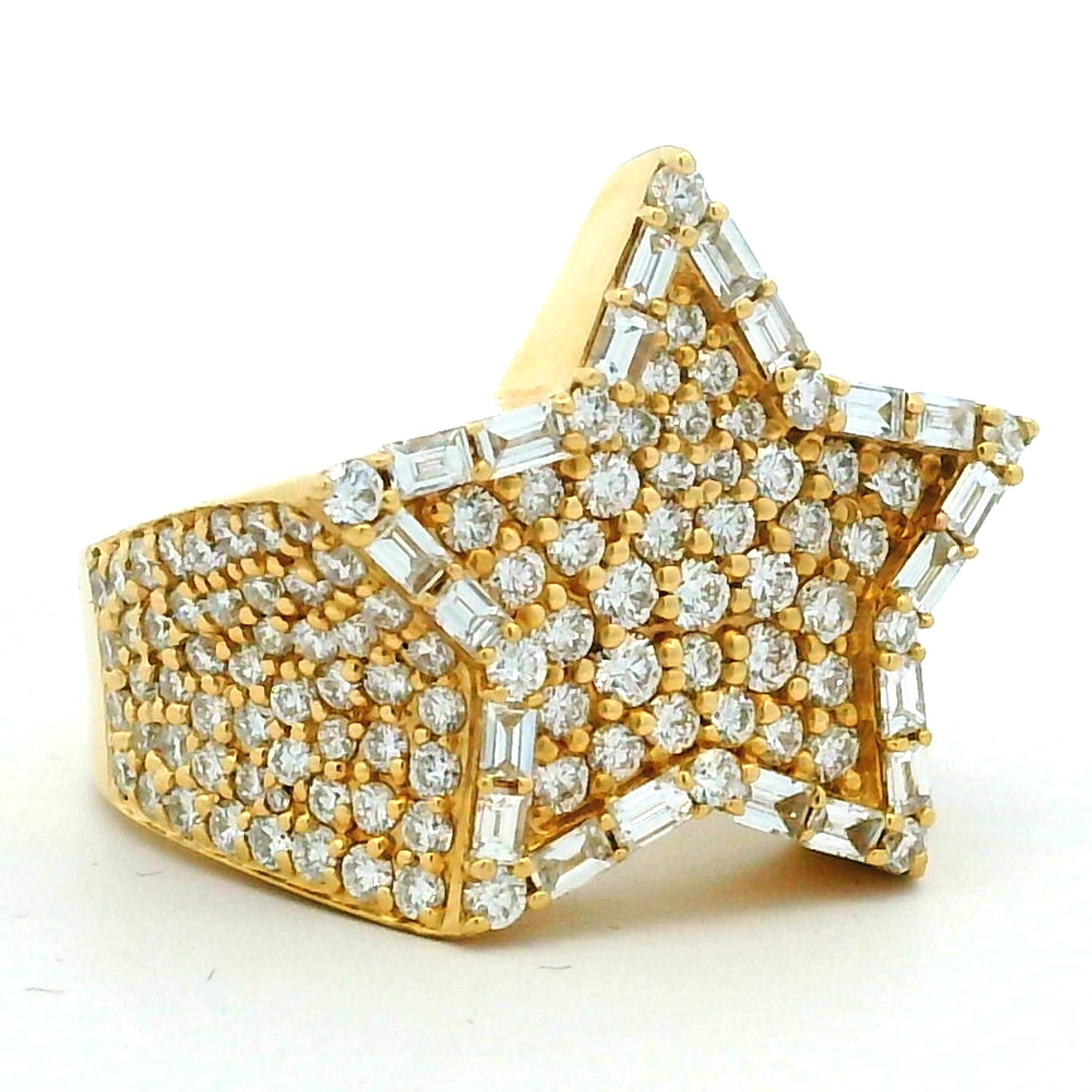 Contemporain Bague de déclaration en or jaune 18K avec diamant en étoile, 3,50 carats, c. 1990 en vente