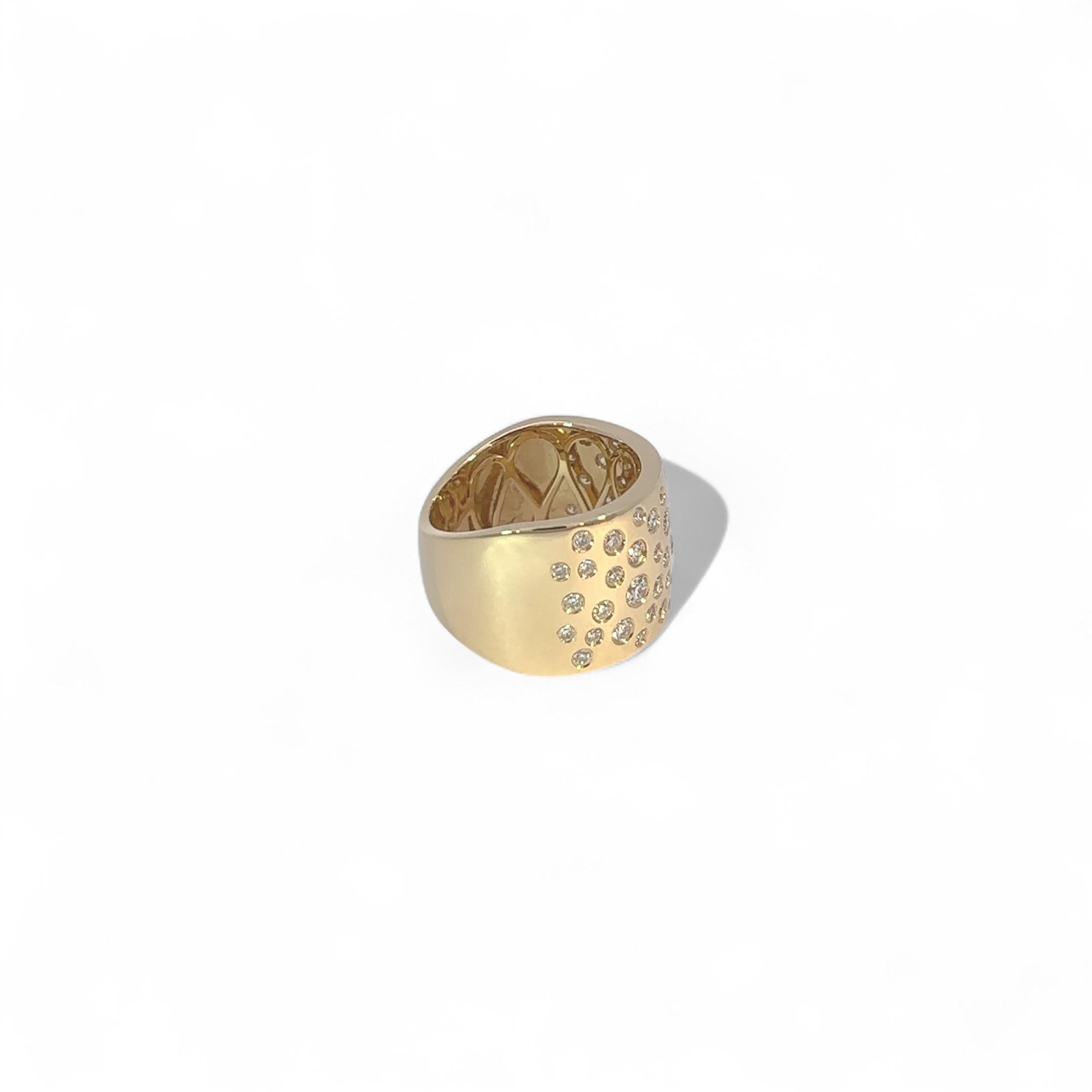 L'allure luxueuse de cette bague attire tous les regards. Réalisé en or jaune 18 carats, ce chef-d'œuvre est orné de 1,04 carats de diamants naturels étincelants. Chaque diamant, méticuleusement serti, crée une éblouissante danse de lumière, rendant