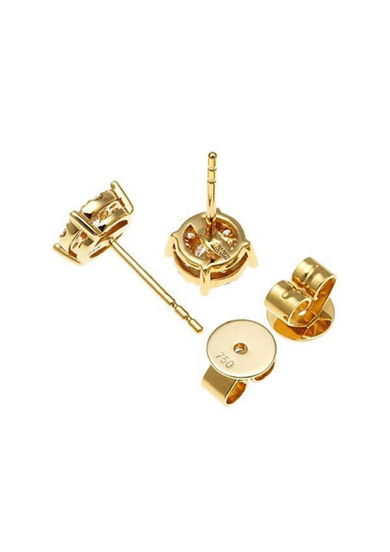 Illumina il tuo look con questi eleganti orecchini con diamante in oro giallo 18 carati, ognuno dei quali è caratterizzato da uno splendido diamante da 0,22 carati.

Dettagli:

* SKU: cin405
* Materiale: Oro giallo 18 carati
* Tipo di gioielli: