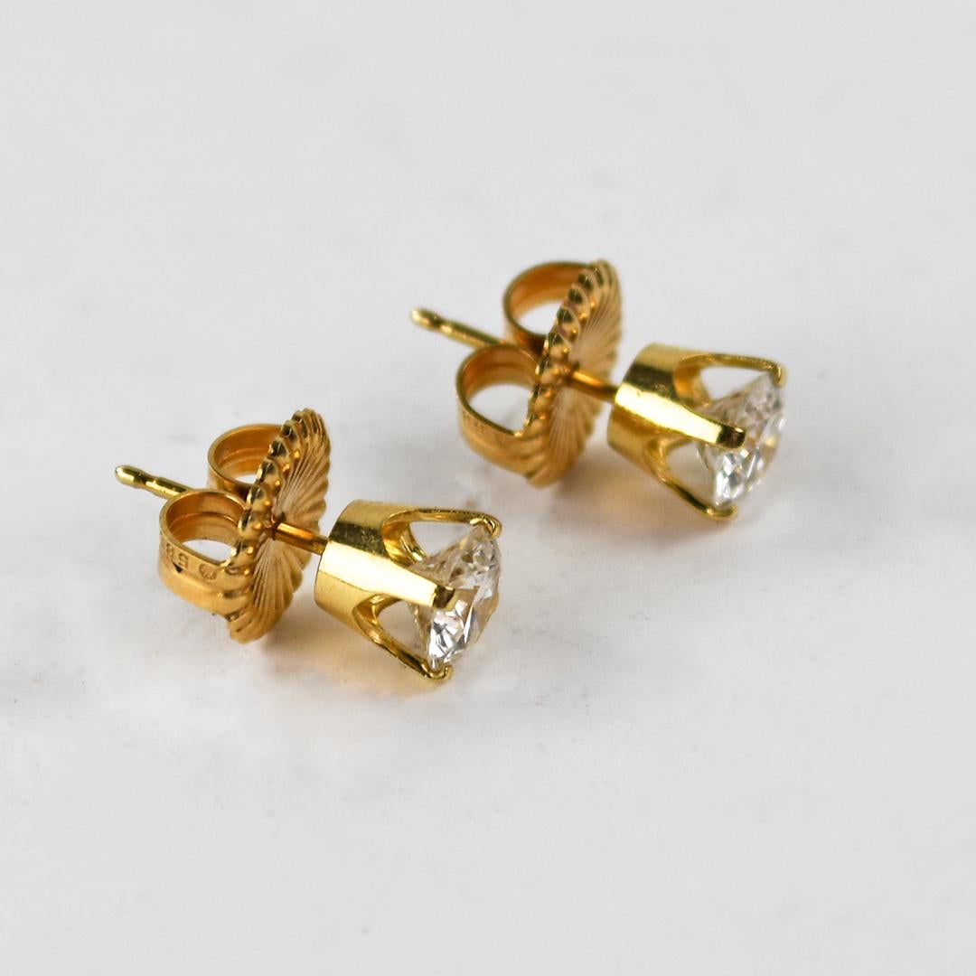 Pendientes de oro amarillo de 14k y diamantes.
Los diamantes son talla brillante redonda, 1,42 quilates en total, uno es de color H a I y el otro es de color I a J, claridad Si2, muy buena simetría.
Los engastes de oro llevan el sello 585 y pesan 2