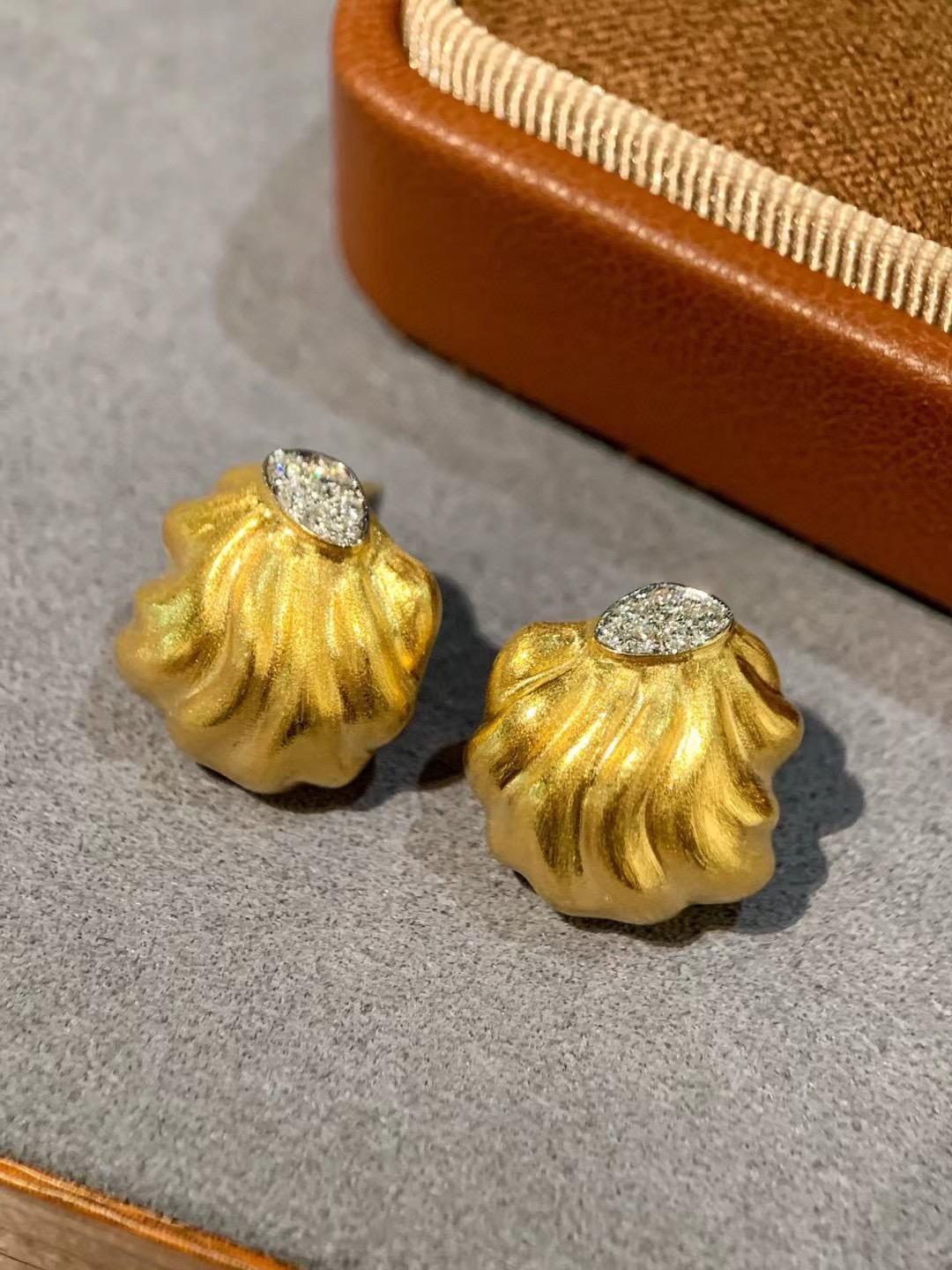 18K Yellow Gold Diamond Stud Earrings

Diamonds - 0.10 CT
Total Weight - 4.25 GM
