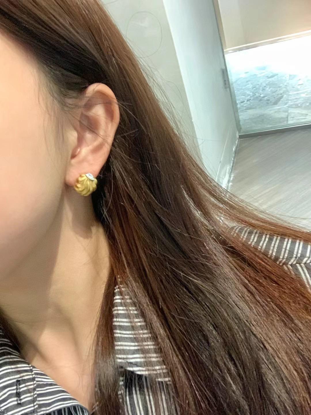 Modern 18K Yellow Gold Diamond Stud Earrings For Sale