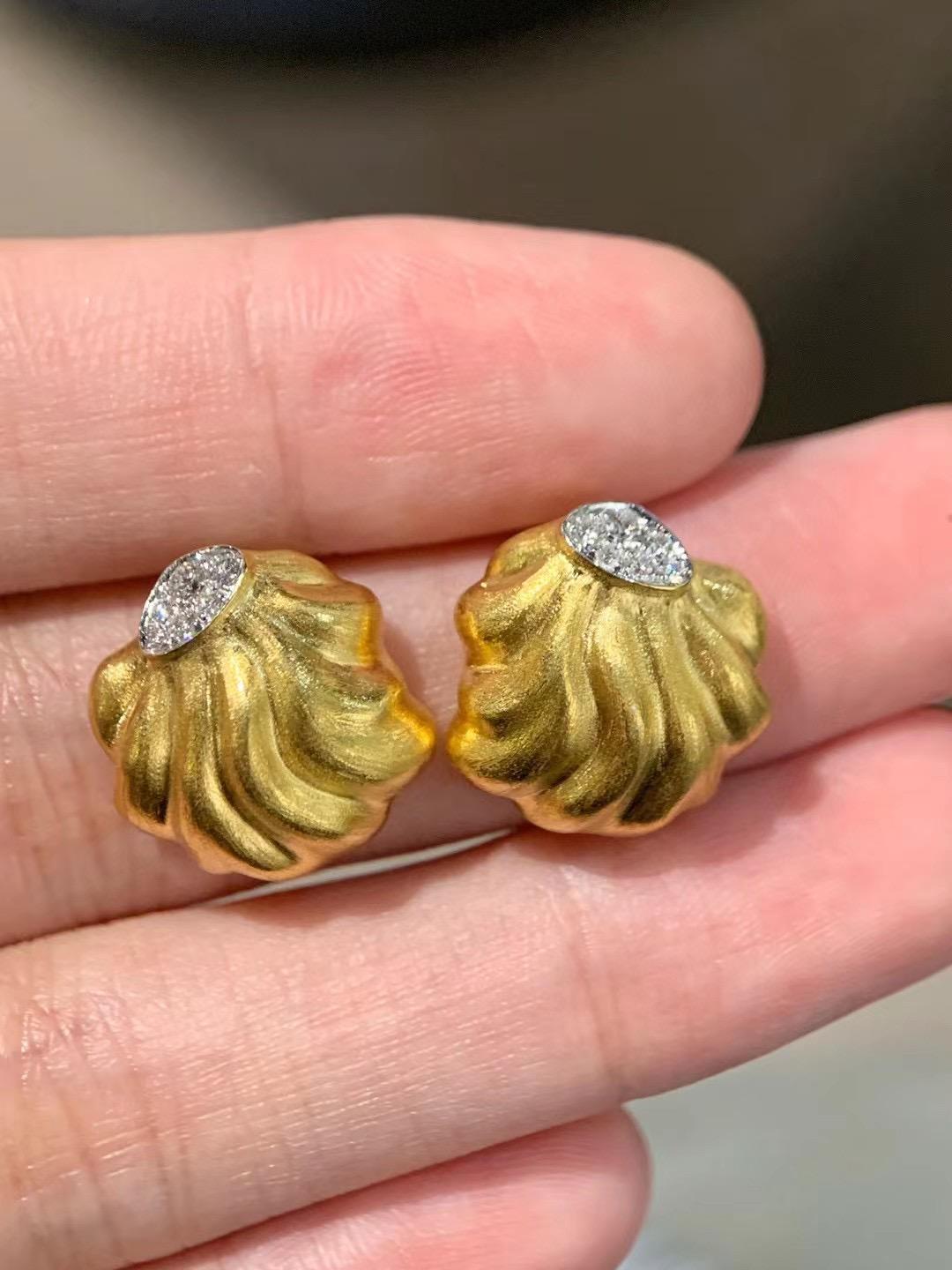 18K Yellow Gold Diamond Stud Earrings In New Condition For Sale In Kowloon, HK