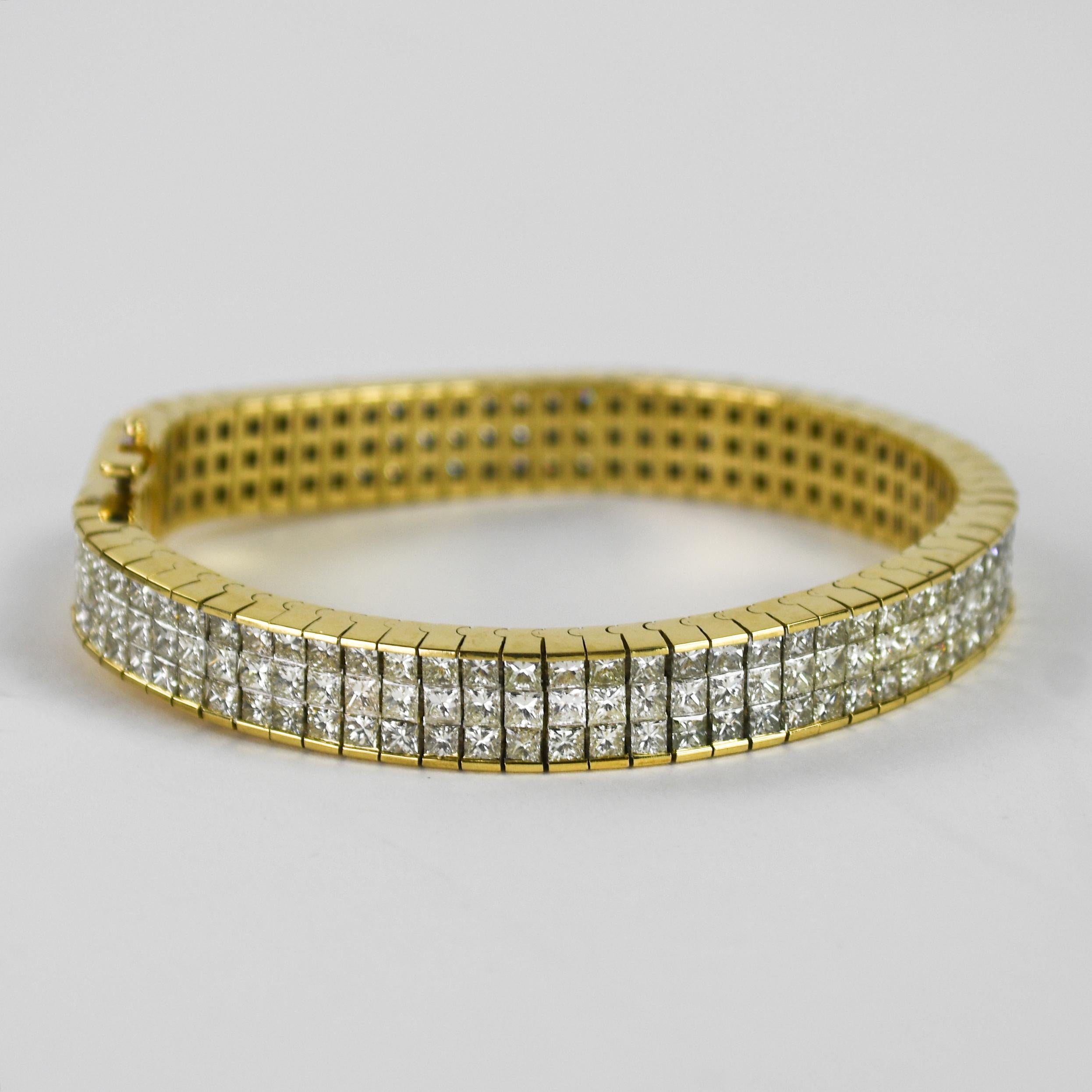 Bracciale tennis in oro giallo 18k e diamanti.
Timbrato 18k e con un peso lordo di 54,5 grammi.
I diamanti sono di taglio princess, 15,00 carati totali, colore J, purezza Vs.
Il bracciale misura 7 pollici di lunghezza e 8,5 mm di