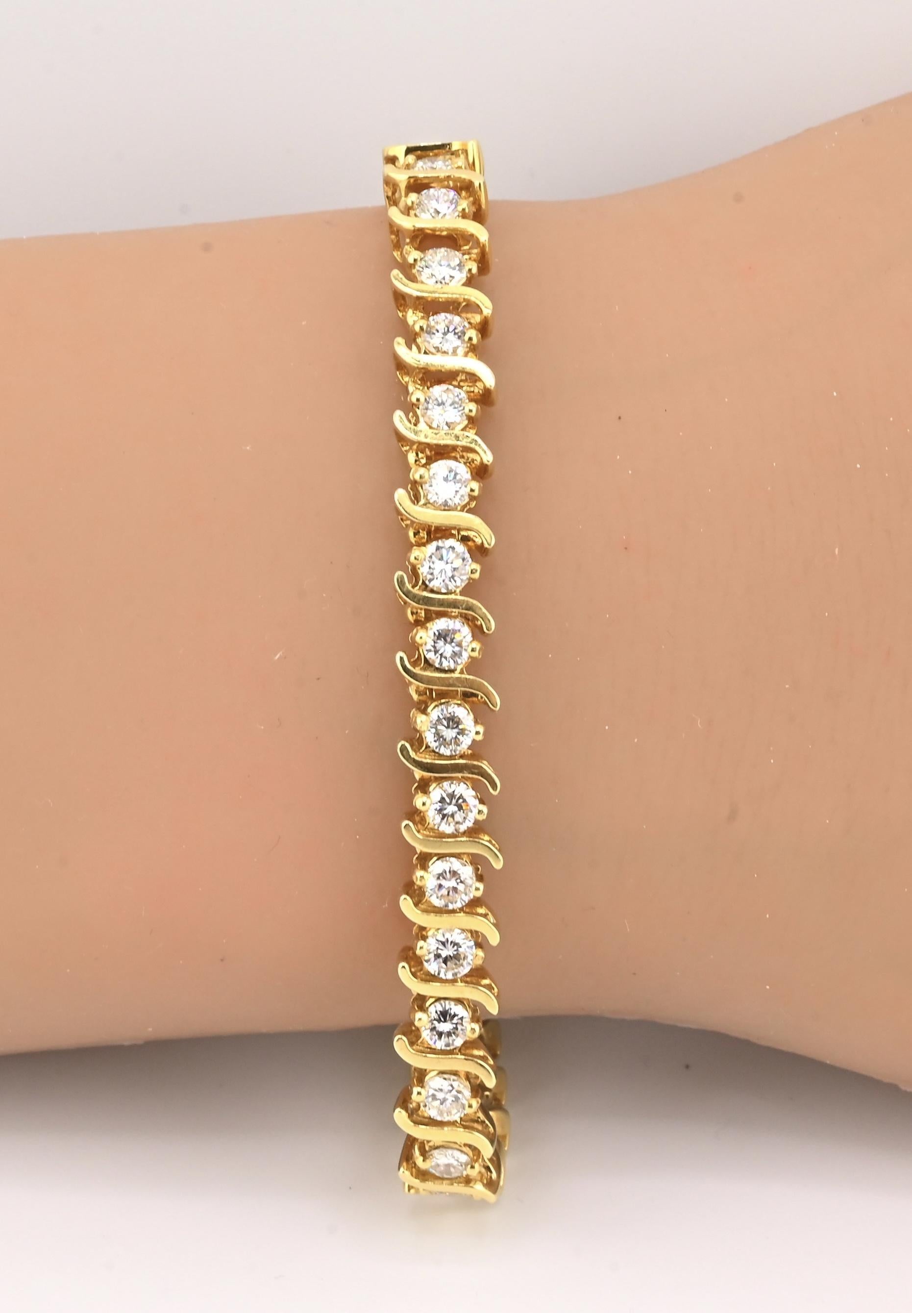 Exceptionnel bracelet de tennis en or jaune 18 carats orné de 35 diamants naturels de haute qualité, offrant un éclat brillant et une élégance raffinée. Il s'agit d'un bracelet haut de gamme avec un excellent poids d'or et des pierres finement