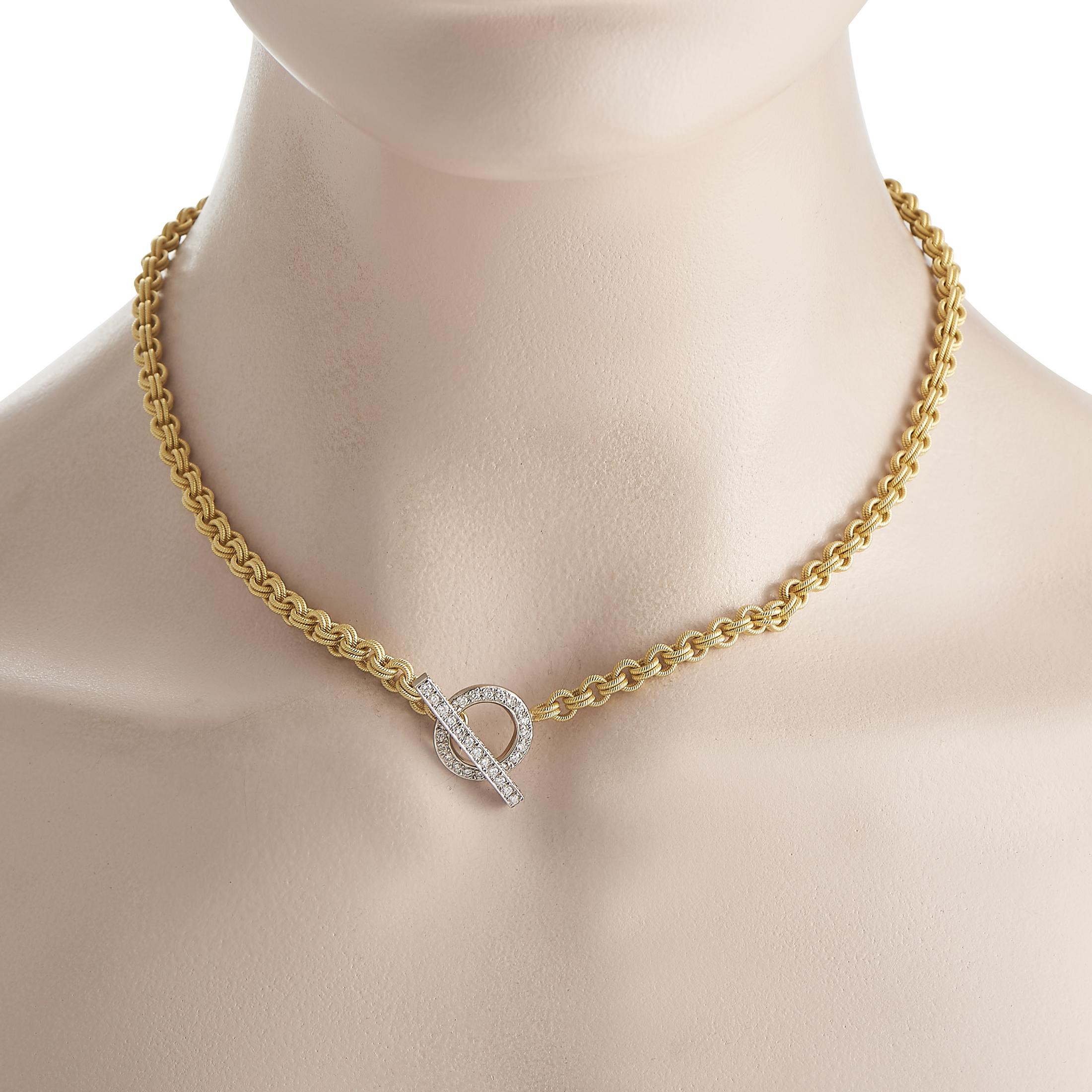 This necklace allows you to switch looks effortlessly. It is made of 18K yellow gold and features a diamond-encrusted bar-and-ring clasp. The toggle clasp doubles as a pendant, making it both functional and stylish. The necklace itself is made up of