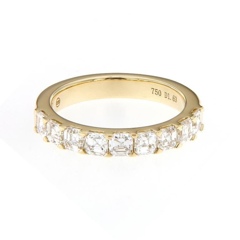 Alliance en or jaune 18K avec diamant - diamant taillé en abaisseur  Bandeau à pinces

Cette alliance élégante et contemporaine en or jaune 18 carats est ornée d'une rangée ininterrompue de diamants carrés de taille émeraude. Chaque diamant est