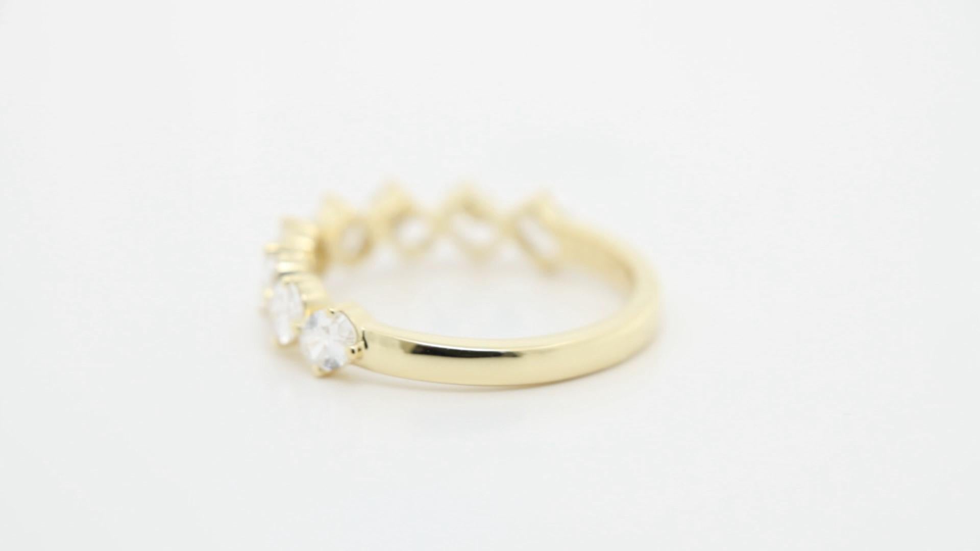 Alianza de boda de diamantes en oro amarillo de 18 quilates - Alianza ovalada fuera de ángulo Moderno en venta