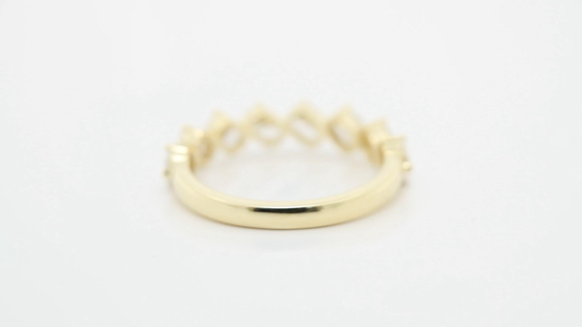 Alianza de boda de diamantes en oro amarillo de 18 quilates - Alianza ovalada fuera de ángulo Corte oval en venta