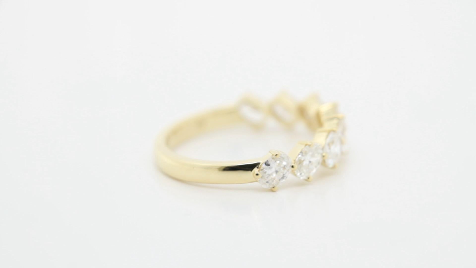 Alianza de boda de diamantes en oro amarillo de 18 quilates - Alianza ovalada fuera de ángulo en Nuevo estado para la venta en Hong Kong, HK