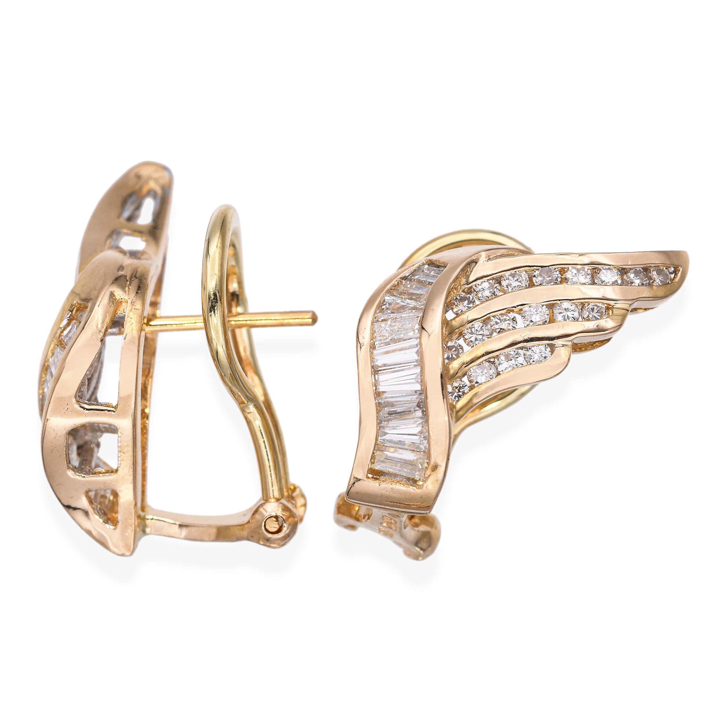 Questi orecchini sono realizzati in ricco oro giallo 18 carati e disegnati con un elegante motivo alato, che simboleggia grazia e movimento. Accentuato da diamanti scintillanti, il design emana lusso e leggerezza. La forma scultorea abbraccia